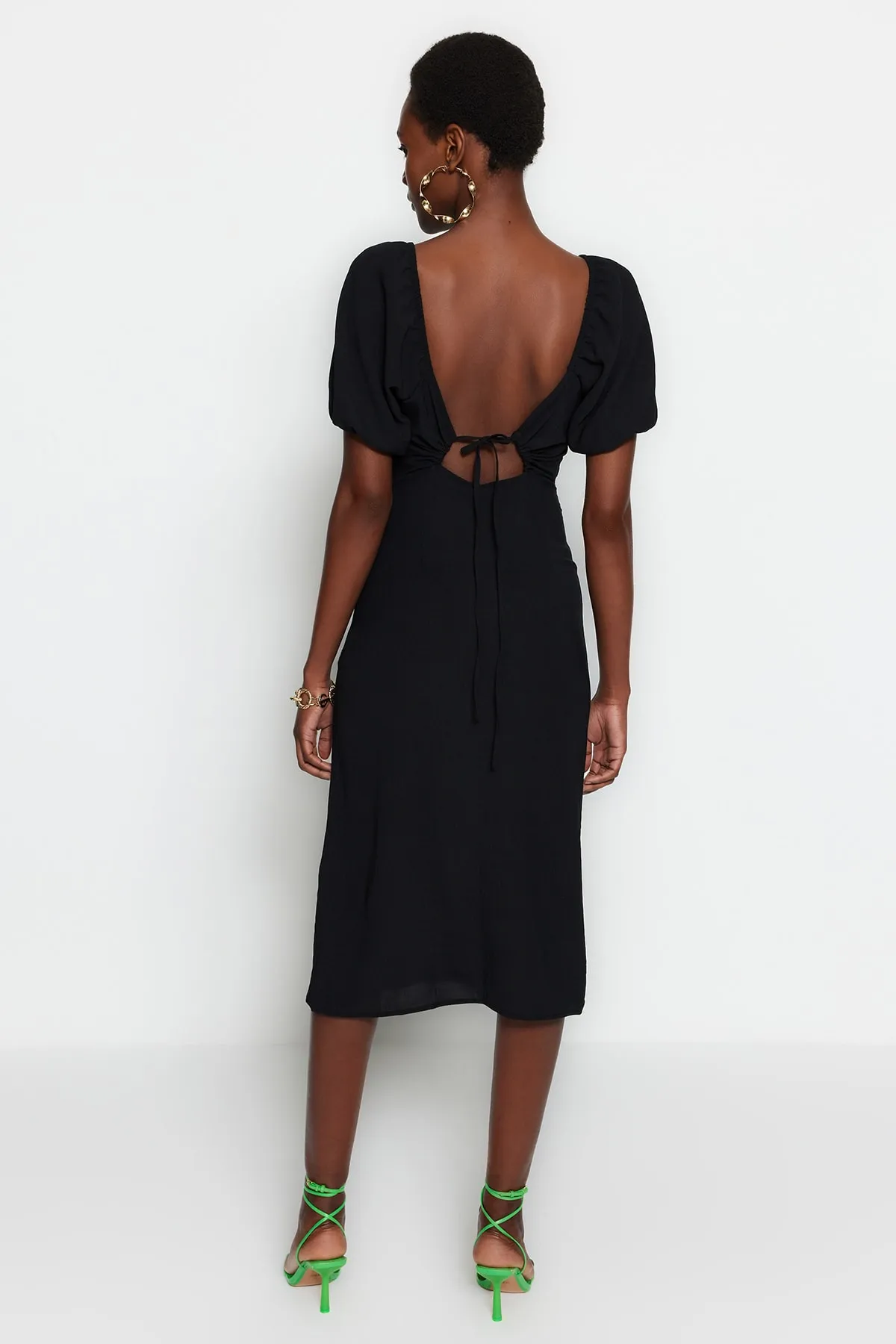 Trendyol Collection  Schwarzes, figurbetontes Midi-Webkleid mit Schlitz und Rückendetail TWOSS23EL01164