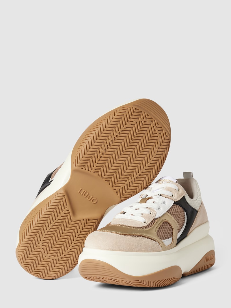 Sneaker mit tonalem Besatz in sand