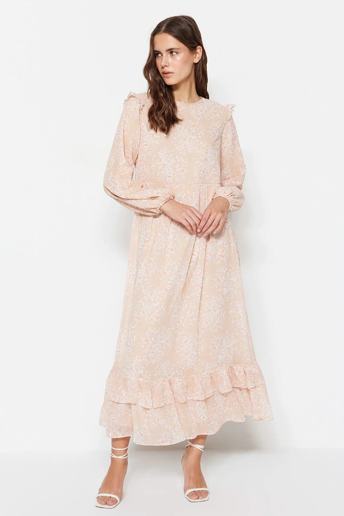 Trendyol Modest  Hellrosa Kleid aus gewebtem Chiffon mit Blumenmuster, Rüschen an der Schulter und Futter TCTSS23EB00143