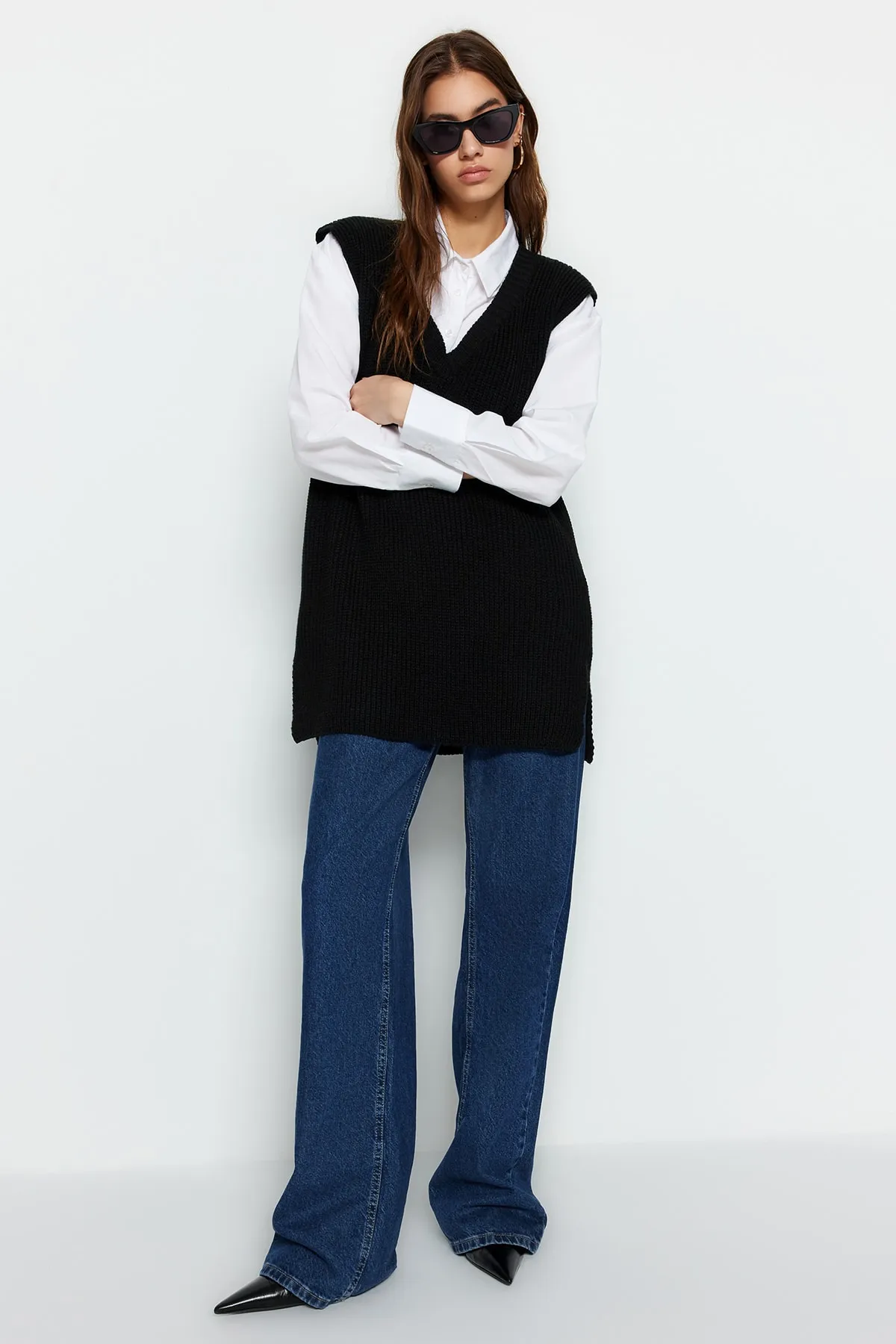 Trendyol Modest  Schwarzer Selanik-Strickpullover mit Schlitz und V-Ausschnitt TCTAW24UV00003
