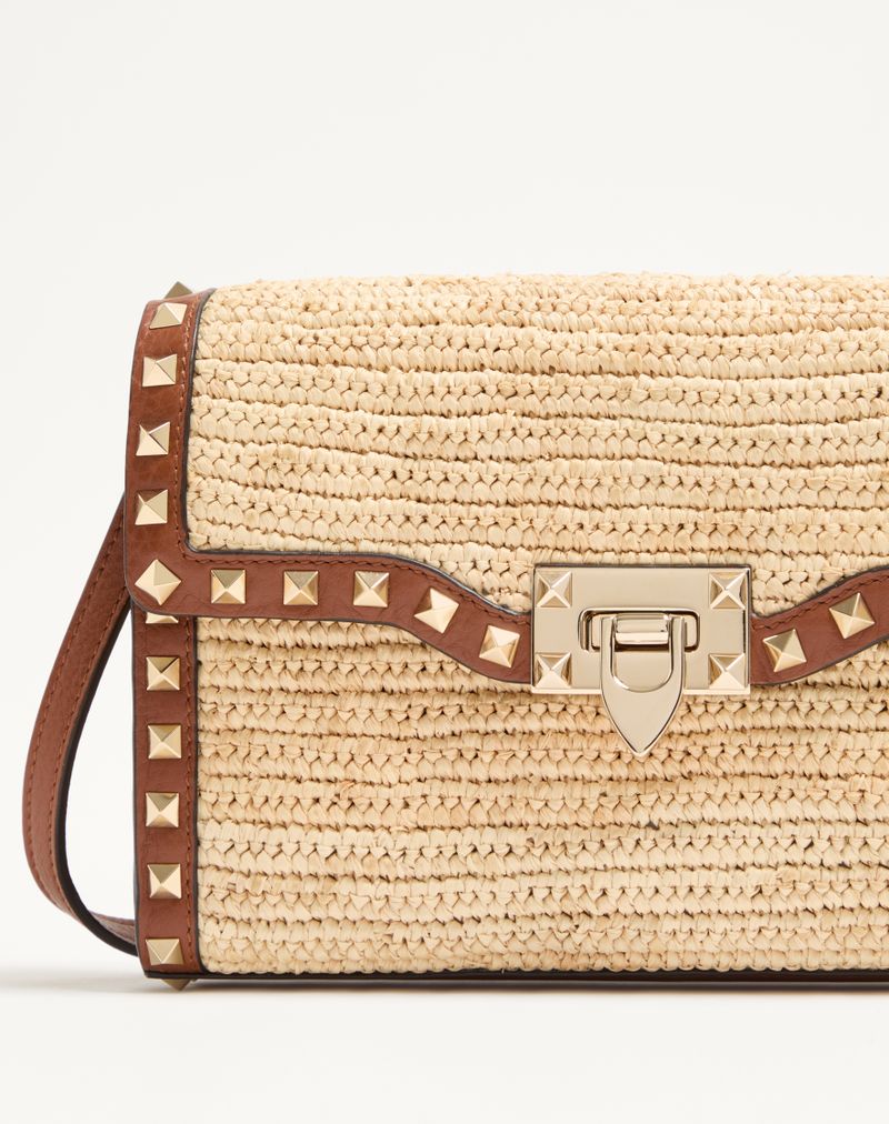 Valentino Garavani Rockstud kleine schoudertas van raffia