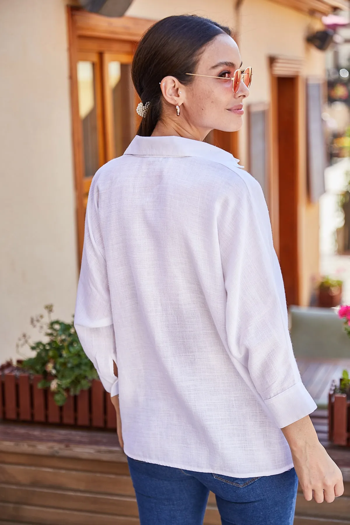 armonika  Weißes, lockeres Leinenhemd für Damen mit Taschen ARM-21Y001035