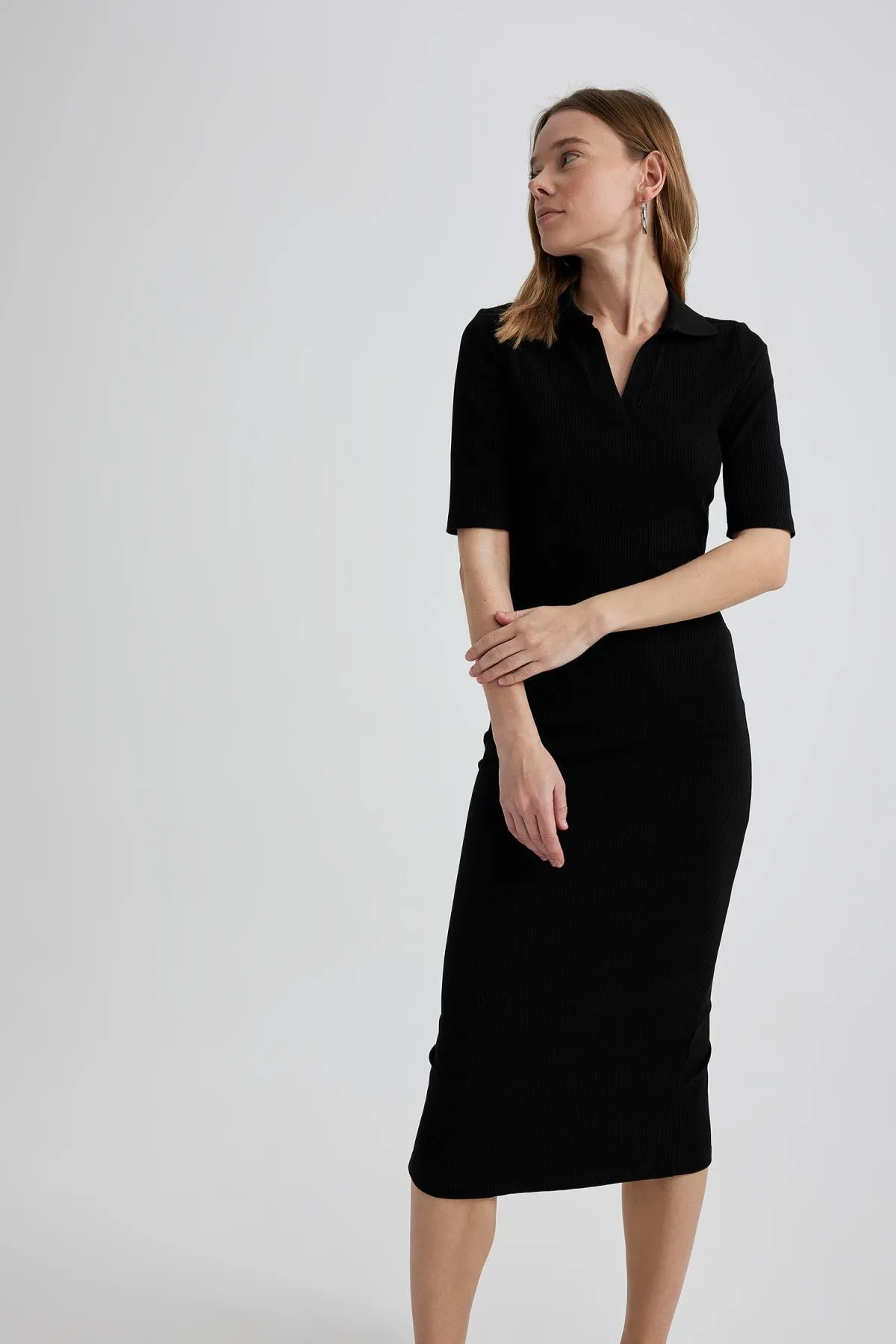 DeFacto  Figurbetontes, geripptes Camisole-Midi-Kurzarmkleid mit Polo-Ausschnitt