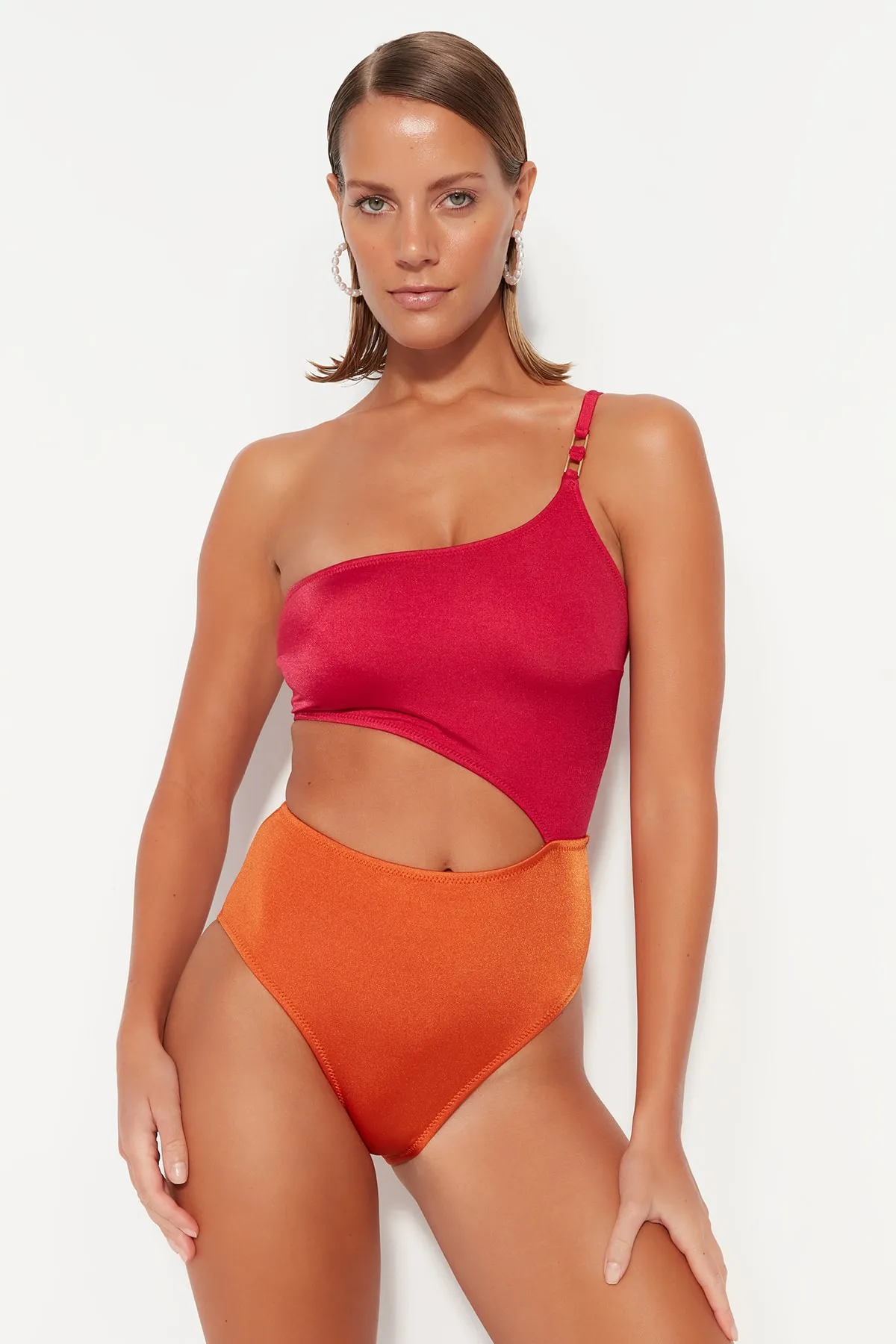 Trendyol Collection  Roter One-Shoulder-Mayokini mit normalem Bein und Farbblockdesign TBESS23MA00221