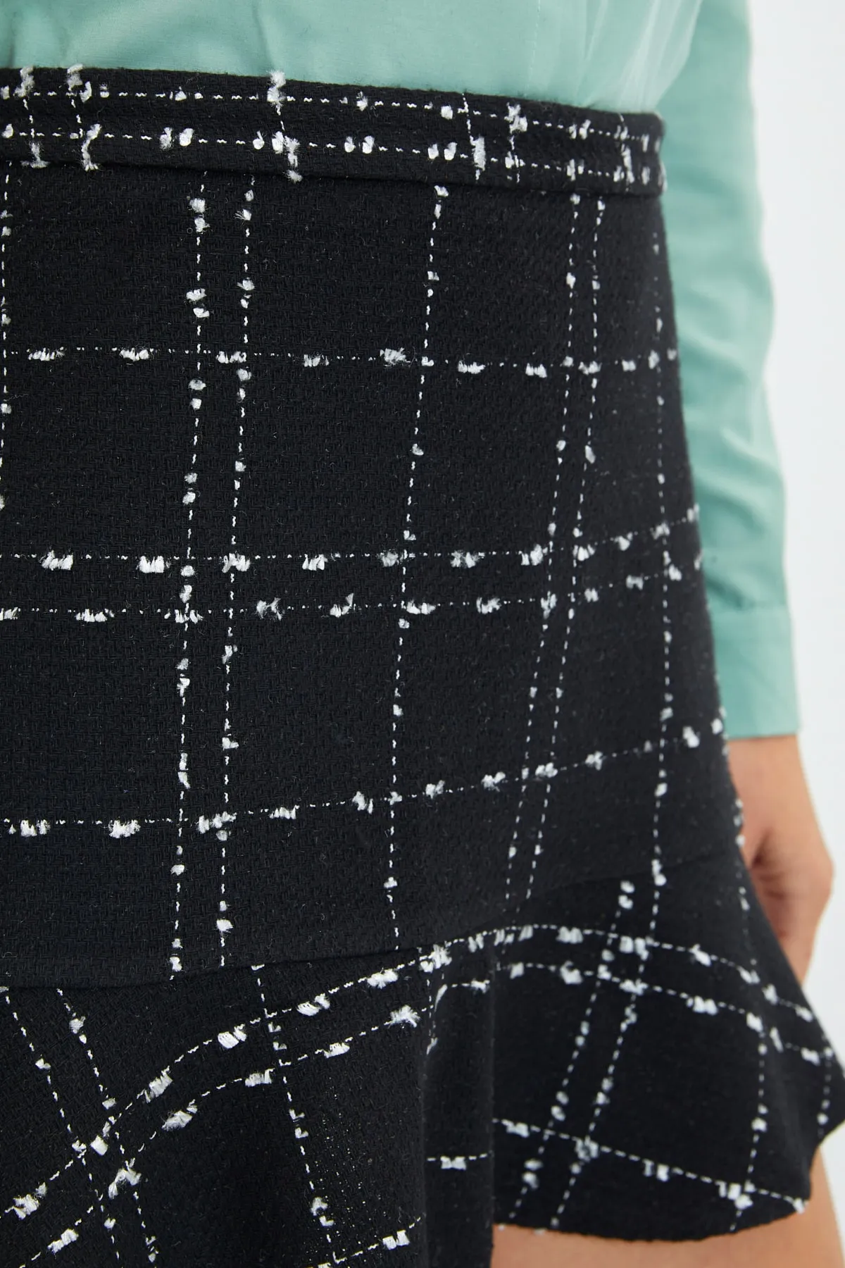Trendyol Collection  Schwarzer Minirock mit Tweedstoff - Volant, gewebt - TWOAW22ET0448