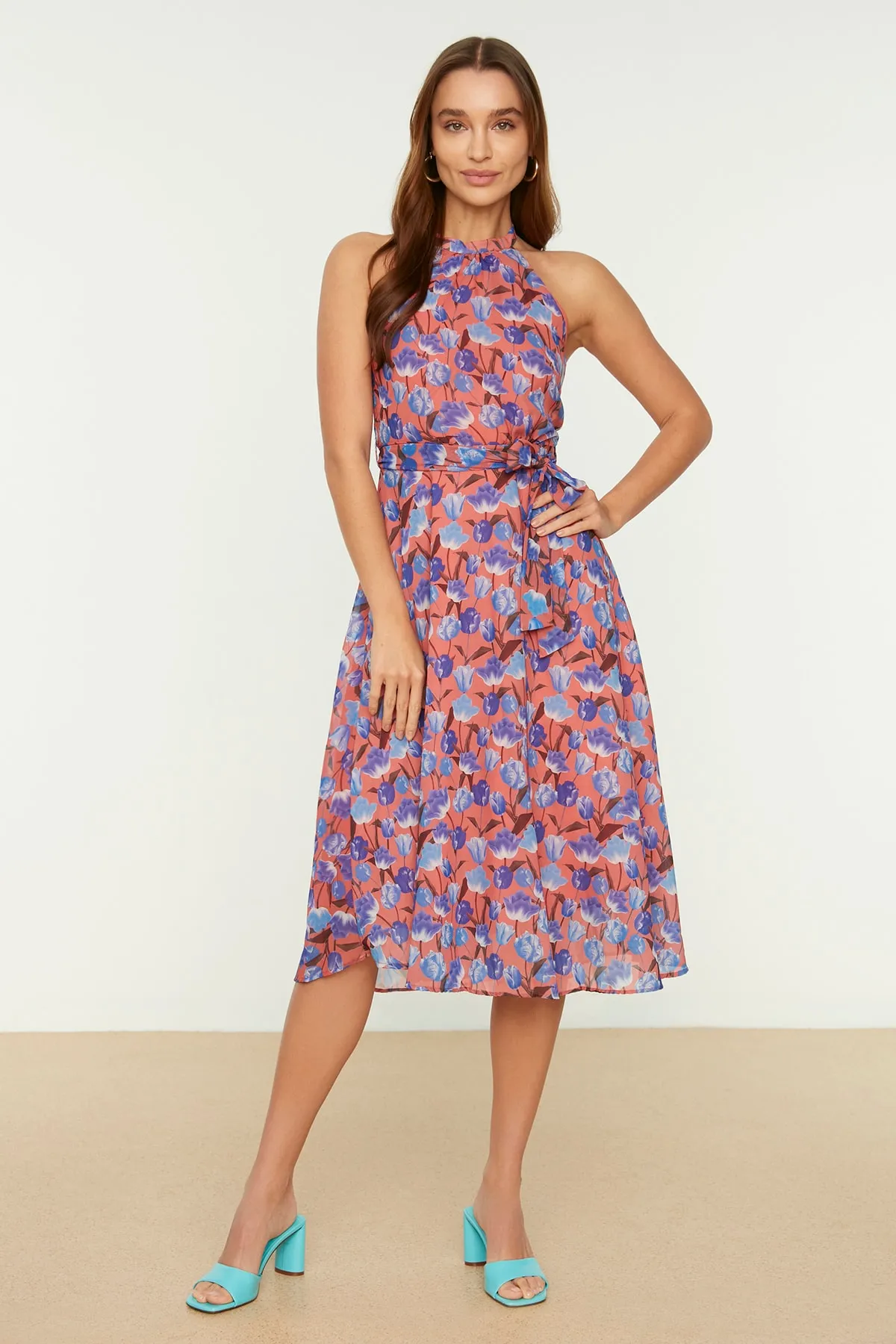 Trendyol Collection  Mehrfarbiges, ärmelloses, gewebtes Kleid in A-Linie mit Gürtel und Neckholder, Midi-Futter und Blumendruck TWOSS20EL2536