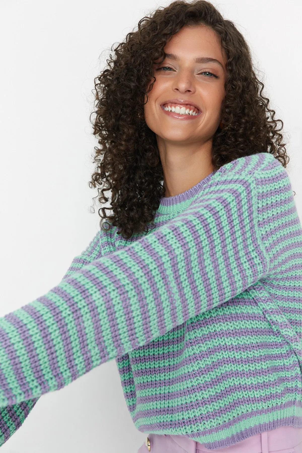 Trendyol Collection  Lila kurzer Strickpullover mit Streifen TWOAW23KZ00412