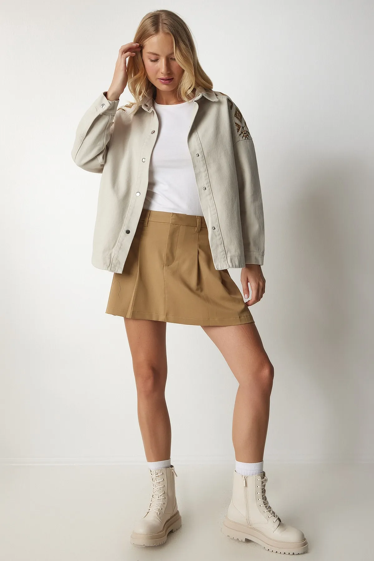Happiness İstanbul  Cremefarbene Gabardine-Hemdjacke mit ethnischer Stickerei für Damen RV00142