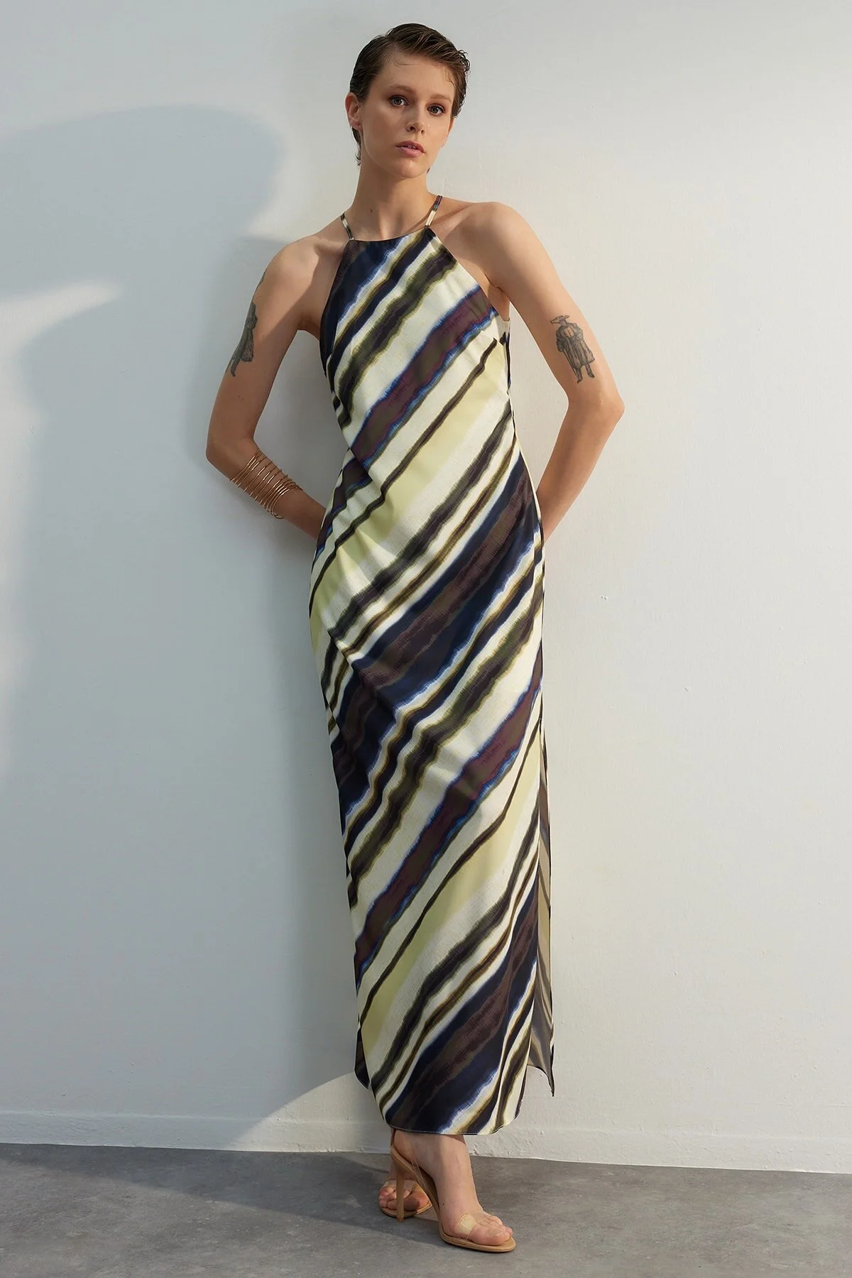 Trendyol Collection  Mehrfarbiges, ärmelloses, gerade geschnittenes, gefüttertes Maxi-Webkleid TWOSS23EL02238