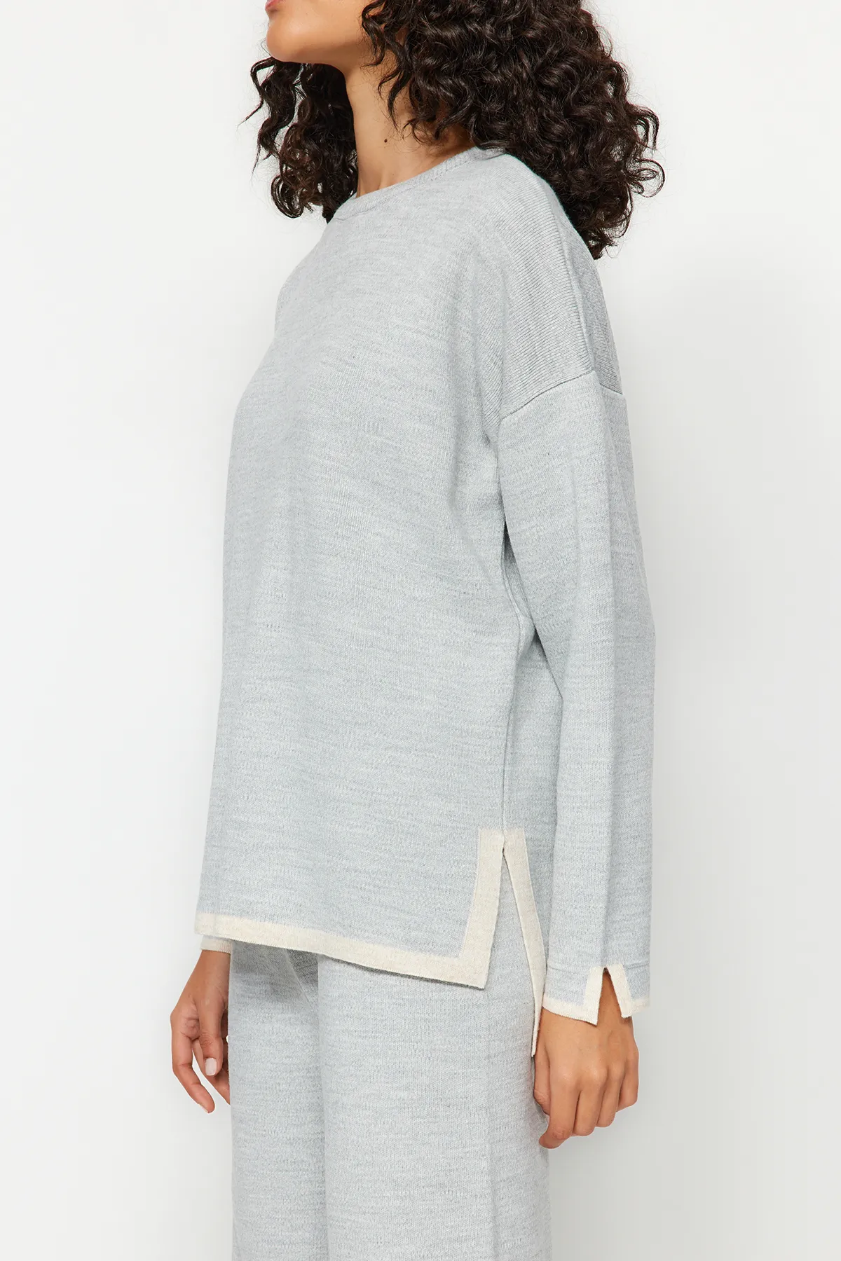 Trendyol Collection  Graues, weit geschnittenes Strickoberteil und -unterteil in Kontrastfarbe TWOAW24AU00062