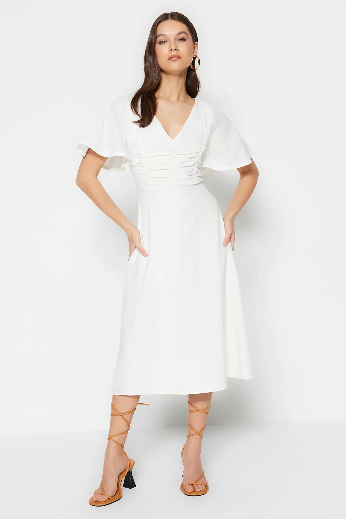 Trendyol Collection  Ecrufarbenes Midi-Webkleid mit A-Schnitt und Raffdetail TWOSS23EL00881