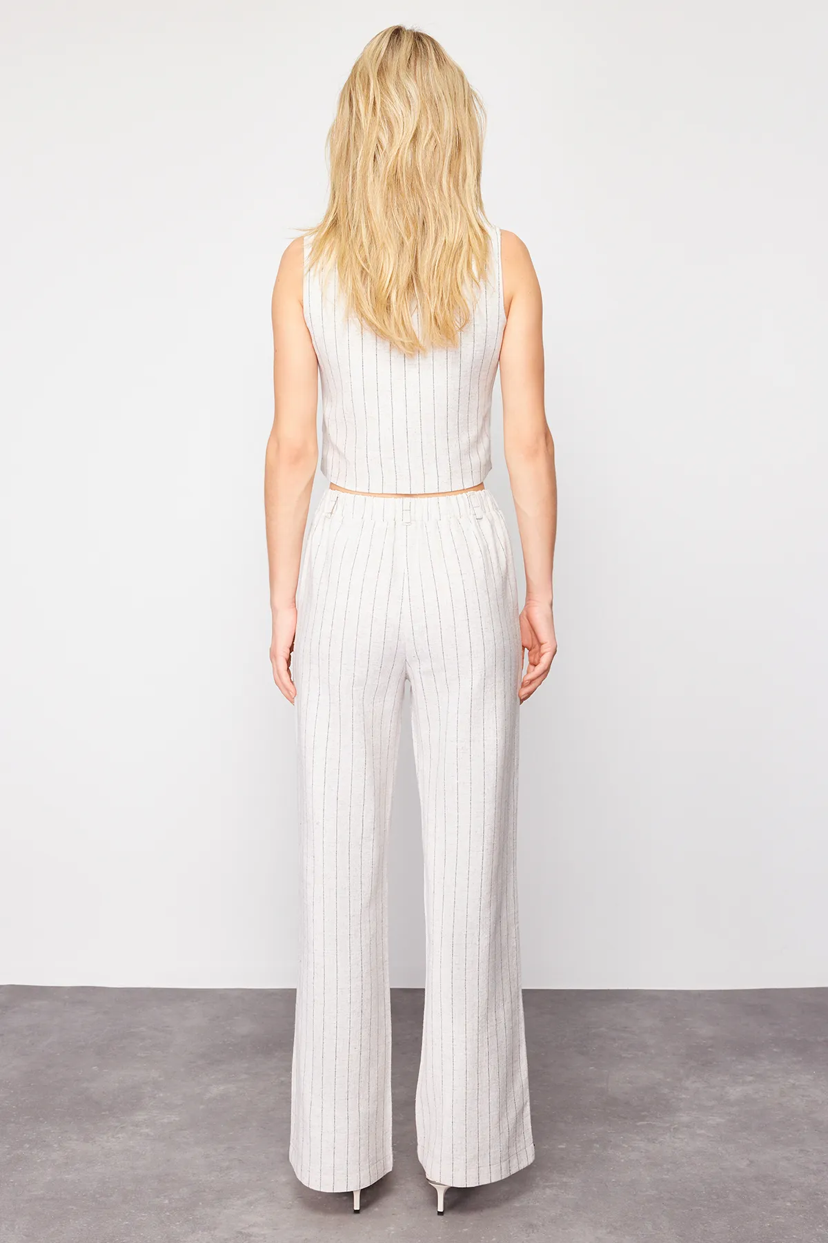Trendyol Collection  Beige gestreifte, elastische Taillentasche, gerade geschnittene Hose aus gewebtem Baumwollleinen TWOSS24PL00055