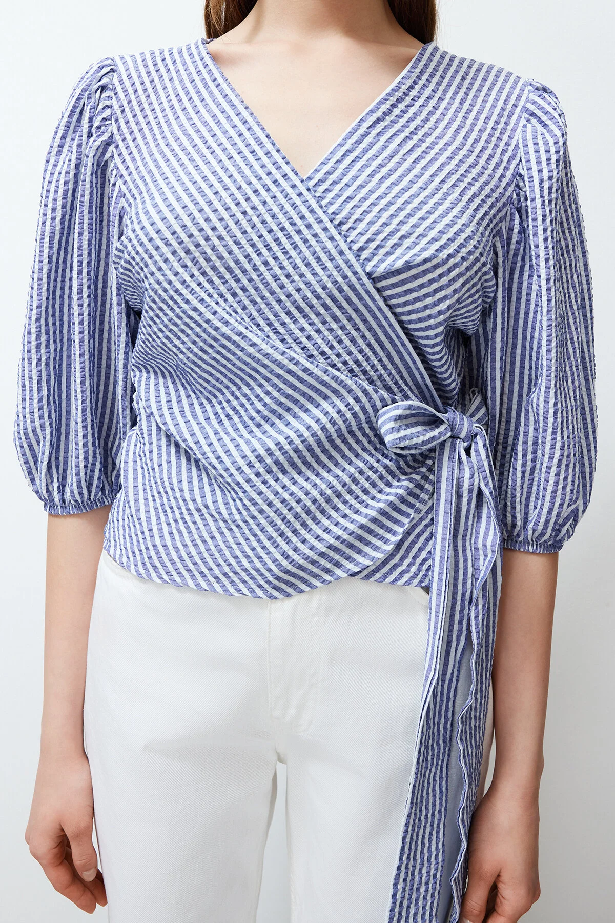 Trendyol Collection  Mehrfarbig gestreifte, zweireihige, mit Schnürung versehene, detaillierte Seersucker-Gewebebluse TWOSS24BZ00345