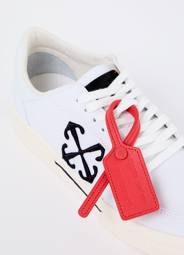 Teniși Off-White cu talpă joasă, confecționați din pânză vulcanizată cu detalii din piele.