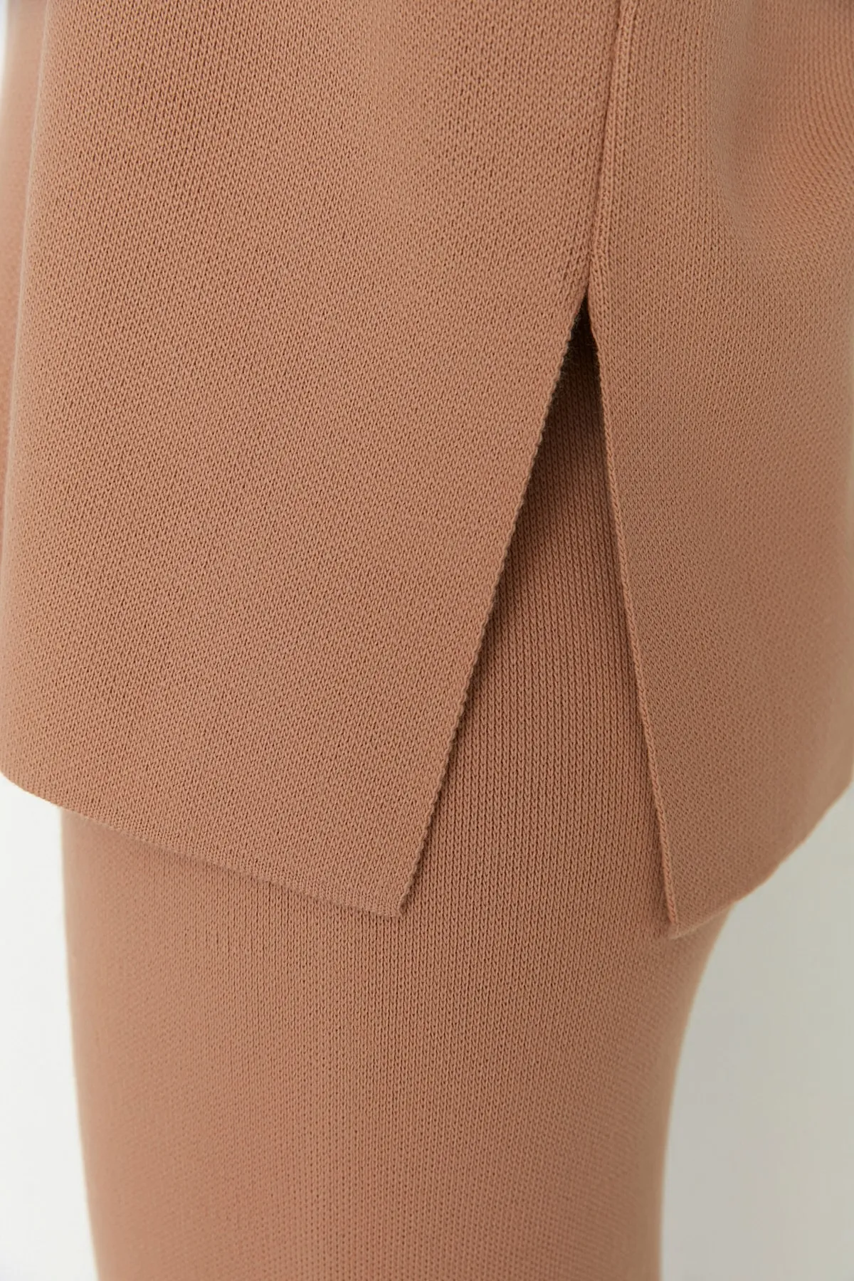 Trendyol Collection  Kamelfarbenes Rollkragen-Strickoberteil und -Unterteil-Set TWOAW22AU0102