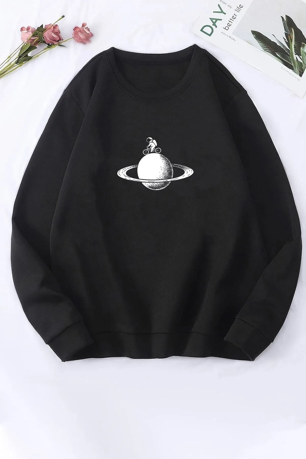 uyguntarz  Unisex-Sweatshirt „Astronaut Rides“ mit Rundhalsausschnitt, bedruckt
