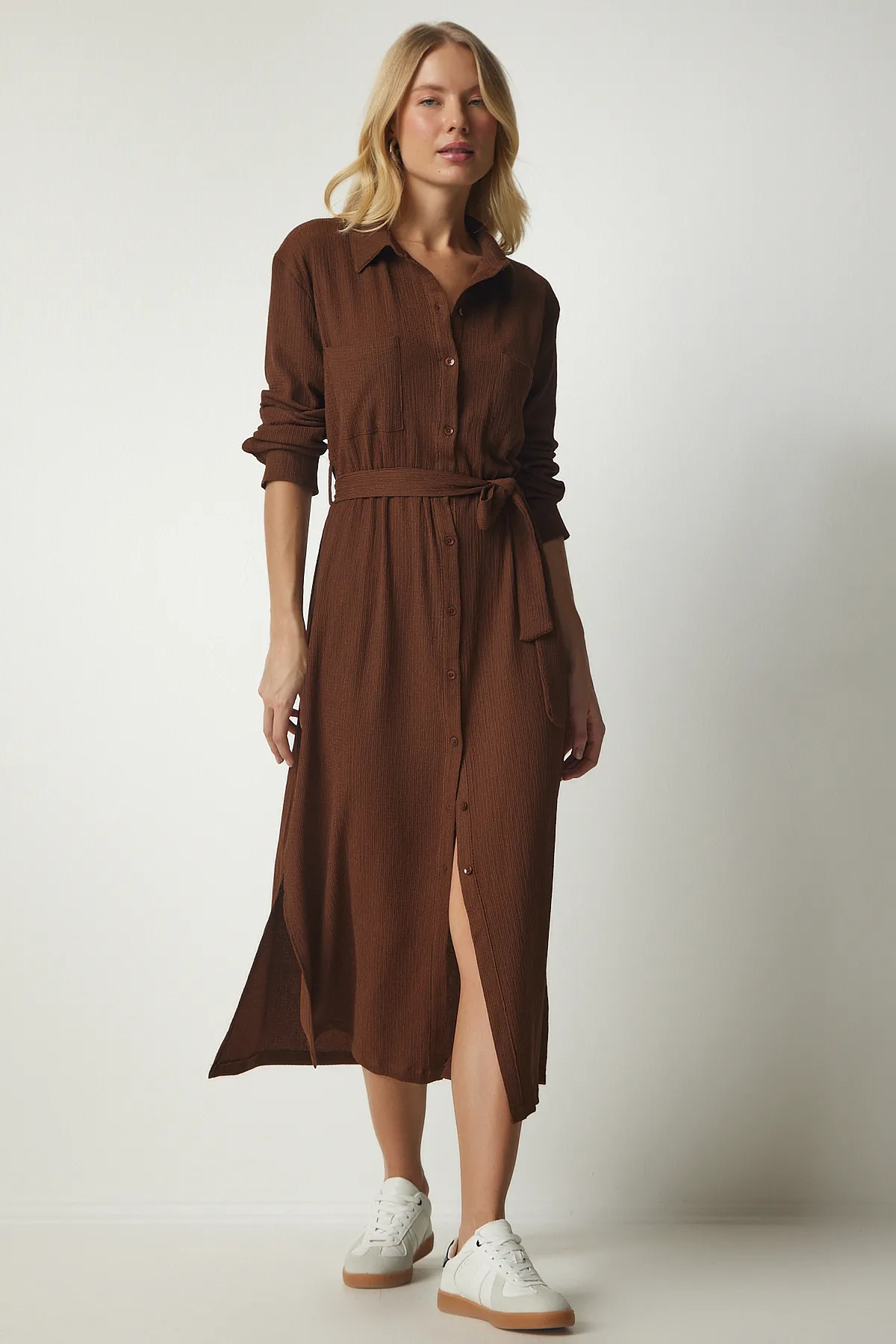 Happiness İstanbul  Braunes langes Hemdkleid mit Gürtel für Damen UB00187