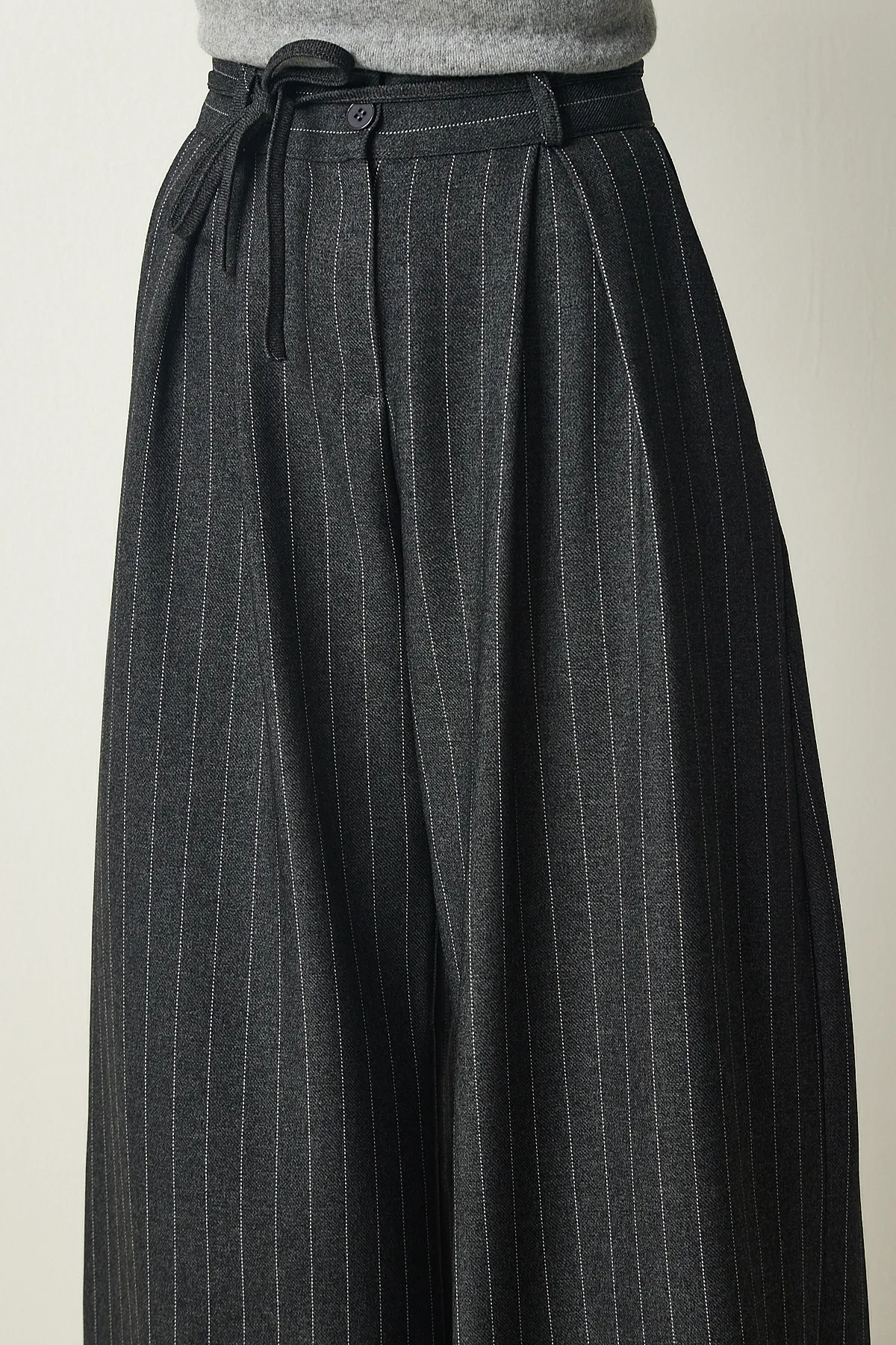 Happiness İstanbul  Dunkelgraue, schlanke, gestreifte, lockere Palazzo-Hose für Damen FN03147