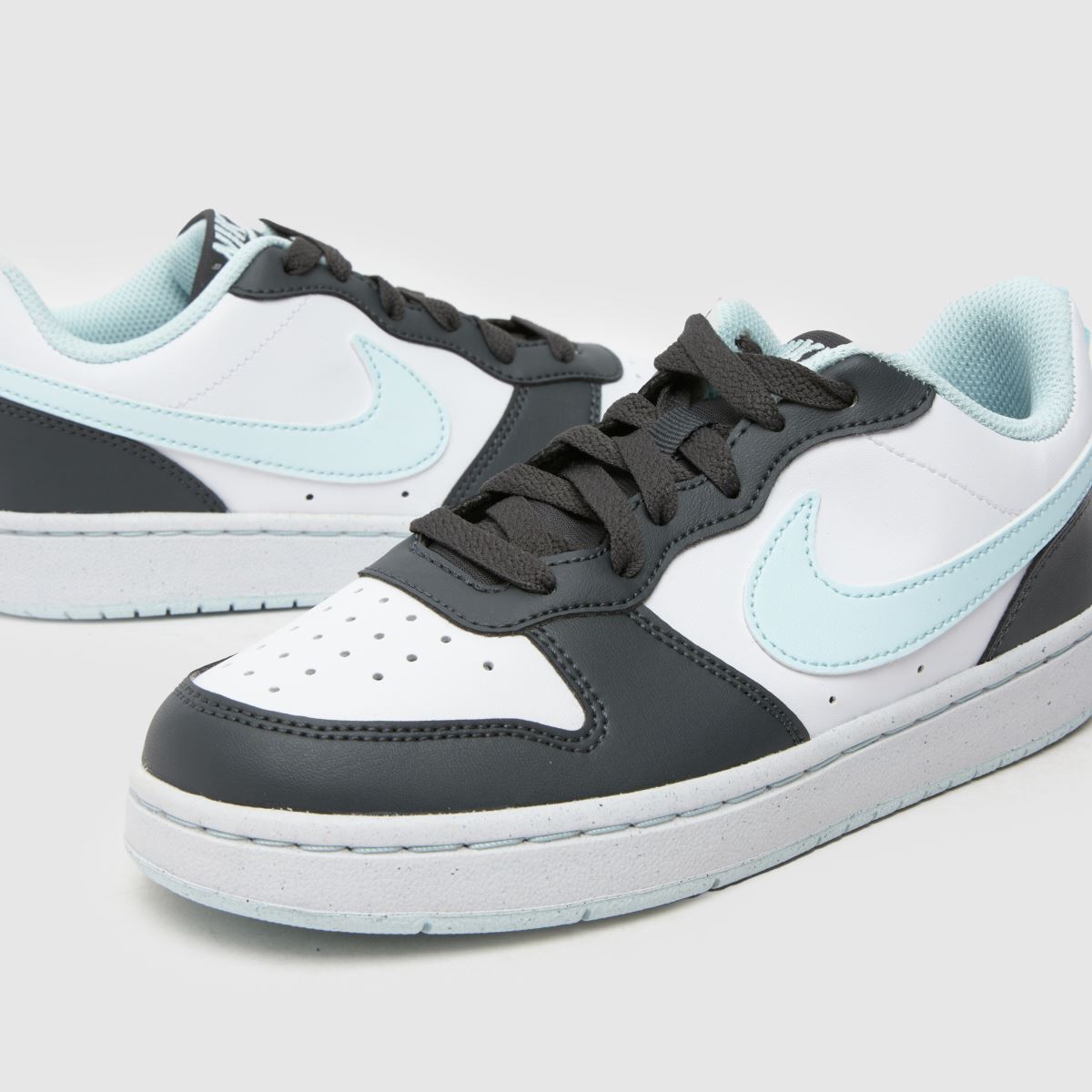 Nike grå multicourt Borough låga ungdomsskor