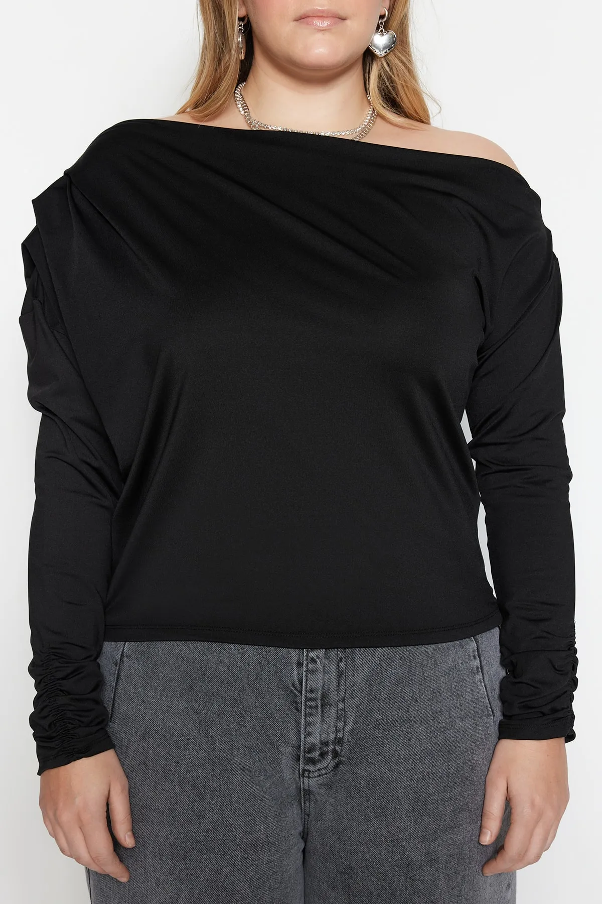 Trendyol Curve  Schwarze Scuba-Schulterdetaillierte, flexible Strickbluse TBBAW23AF00010