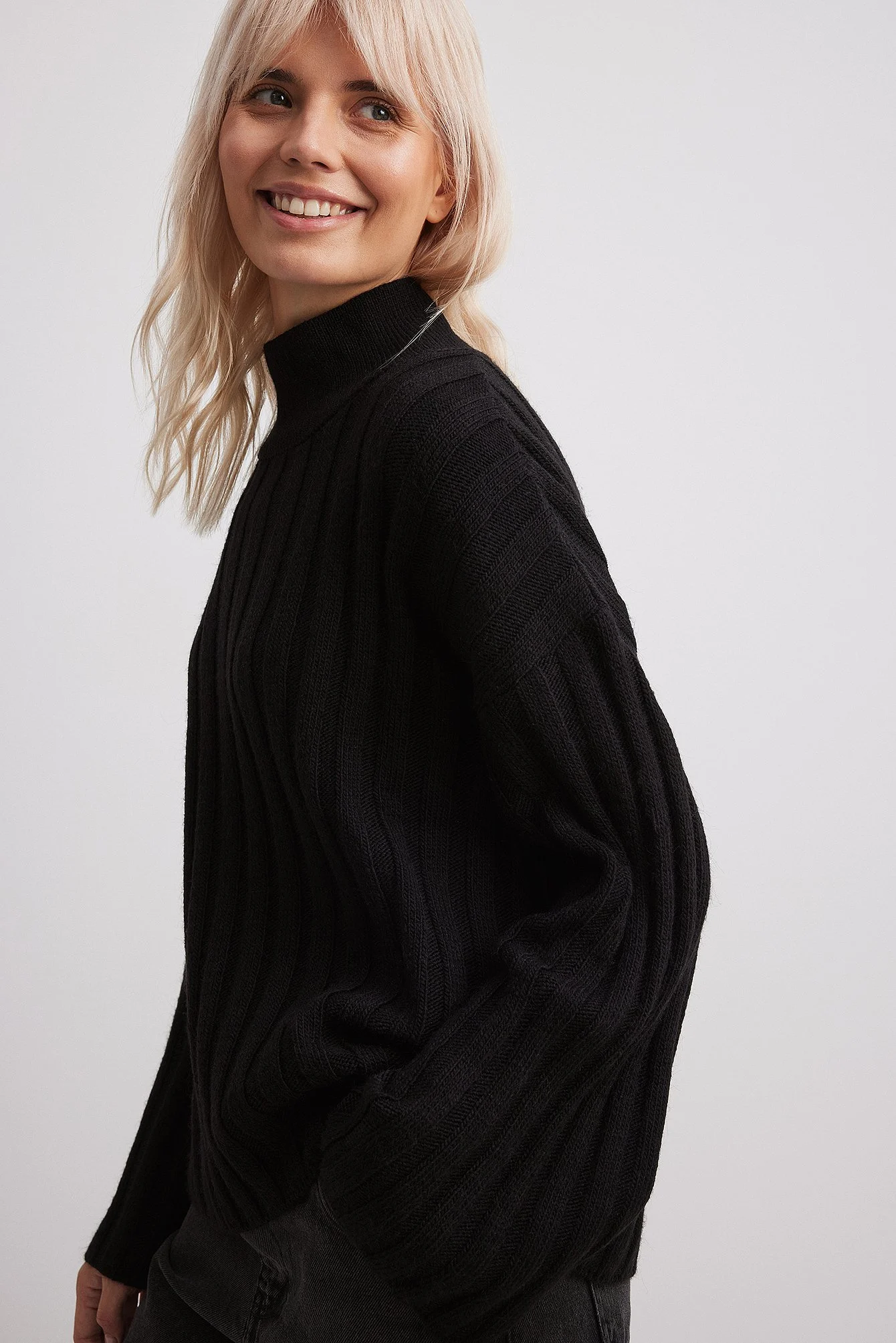 Gerippter Strickpullover mit Rollkragen
