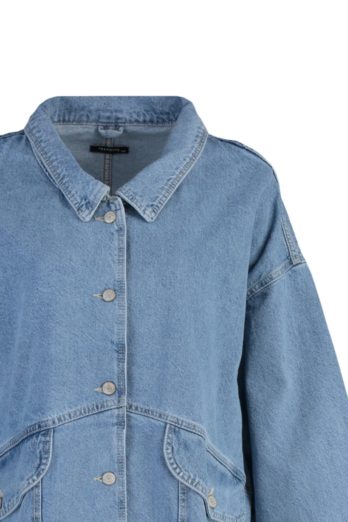 Trendyol Collection  Blaue Oversize-Jeansjacke mit Taschendetail TWOSS21CE0289