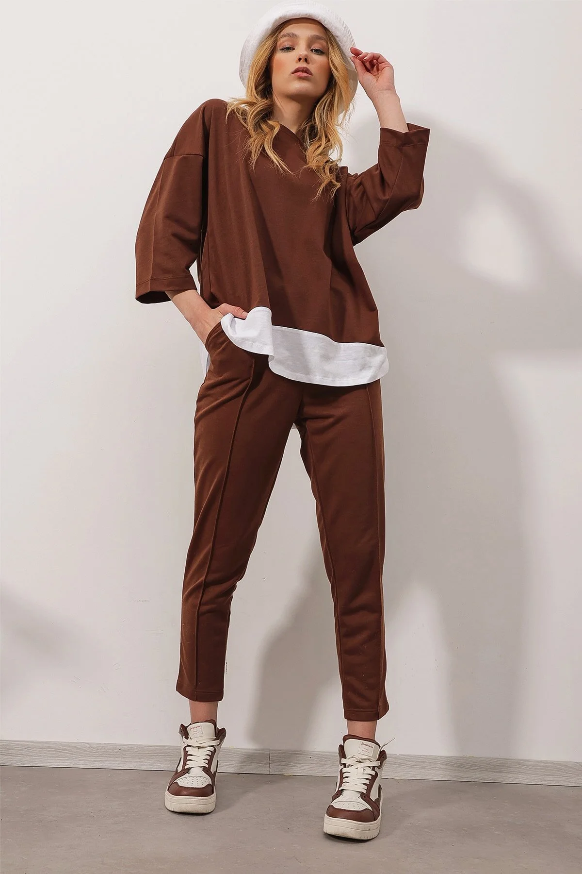 Trend Alaçatı Stili  Braunes Oberteil mit weitem Kragen und elastischer Taille, Doppeltasche, zweifädiger Unterteil, Oberteil für Damen, ALC-X8175