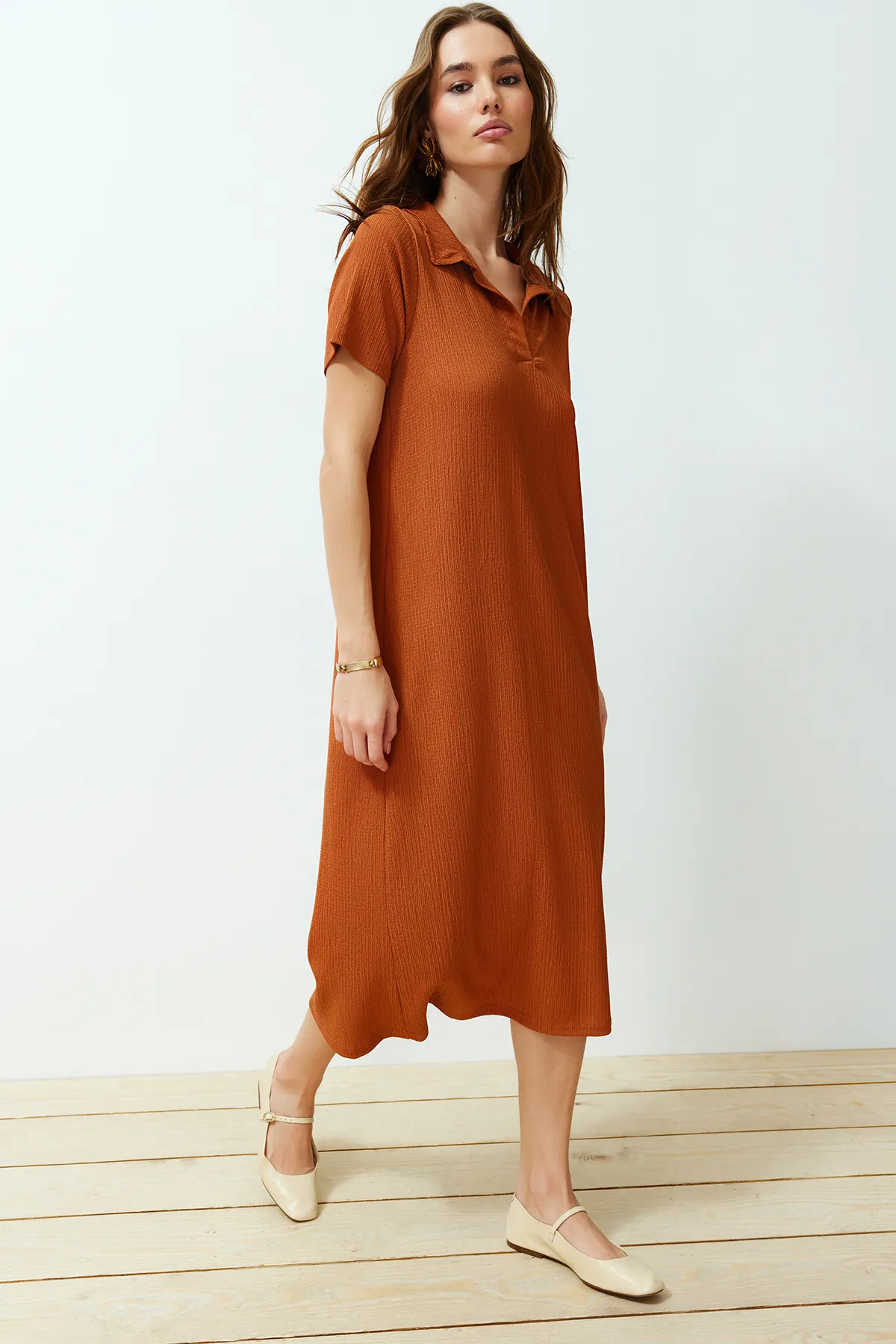 Trendyol Collection  Kurzärmliges Wickel-/strukturiertes Strick-Midikleid mit Zimt-Polokragen TWOSS24EL00478