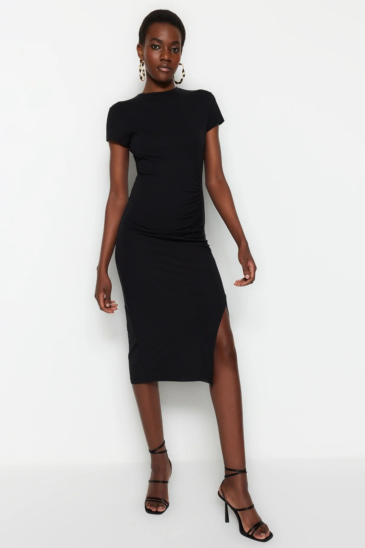 Trendyol Collection  Schwarzes tailliertes/körperbetontes Midikleid aus flexiblem Baumwollstrick mit Raffung und Schlitzdetail TWOSS23EL00777