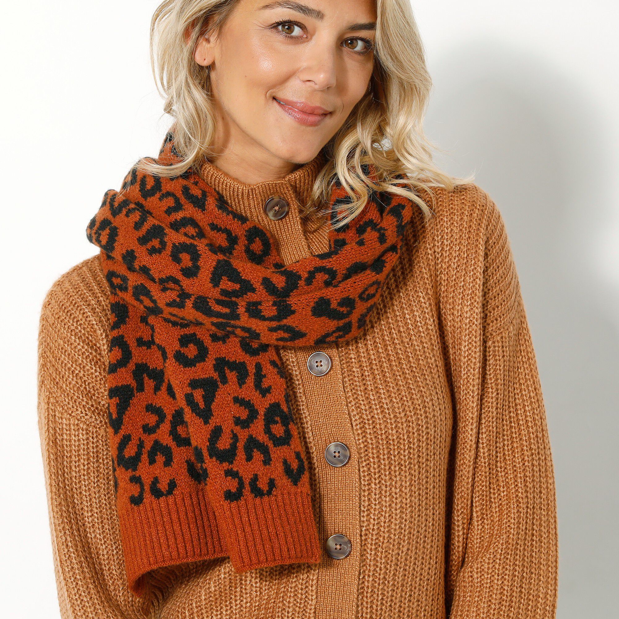 Écharpe en maille, motif léopard