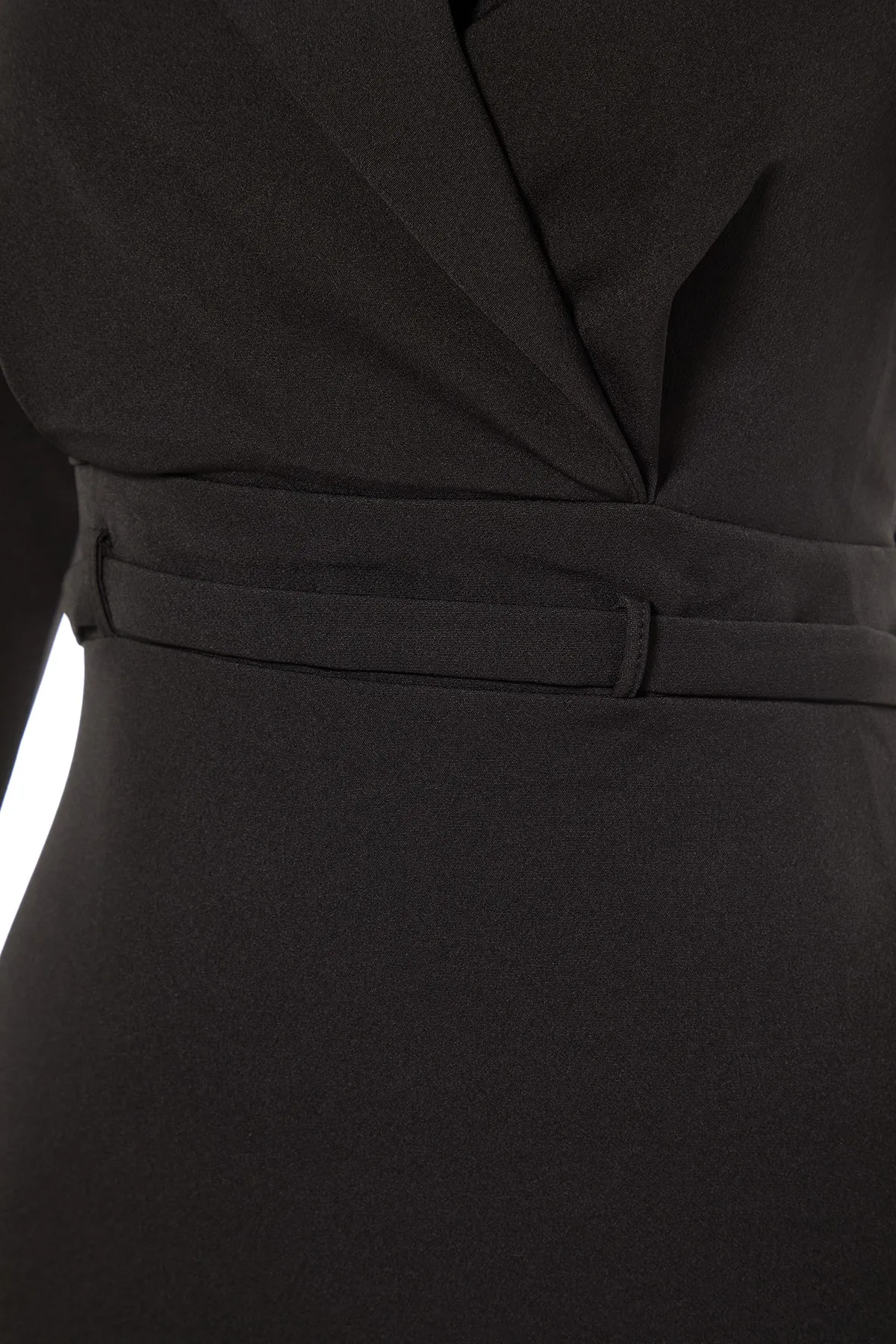 Trendyol Collection  Schwarzes Mini-Kleid mit gewebter Jacke und Kragen TWOAW23EL00360
