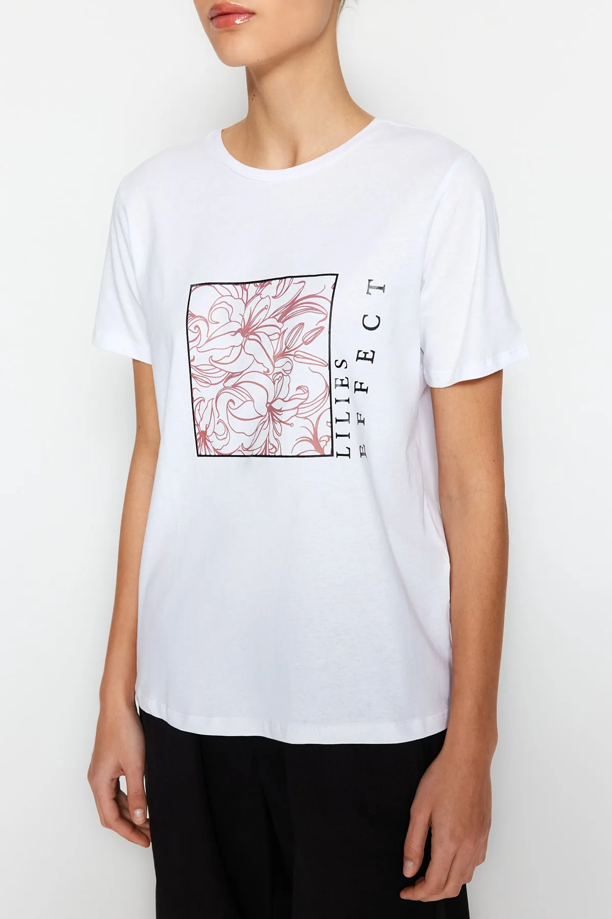 Trendyol Collection  Weißes Basic-Strick-T-Shirt mit Rundhalsausschnitt aus 100 % Baumwolle mit Blumenmuster TWOSS22TS1791