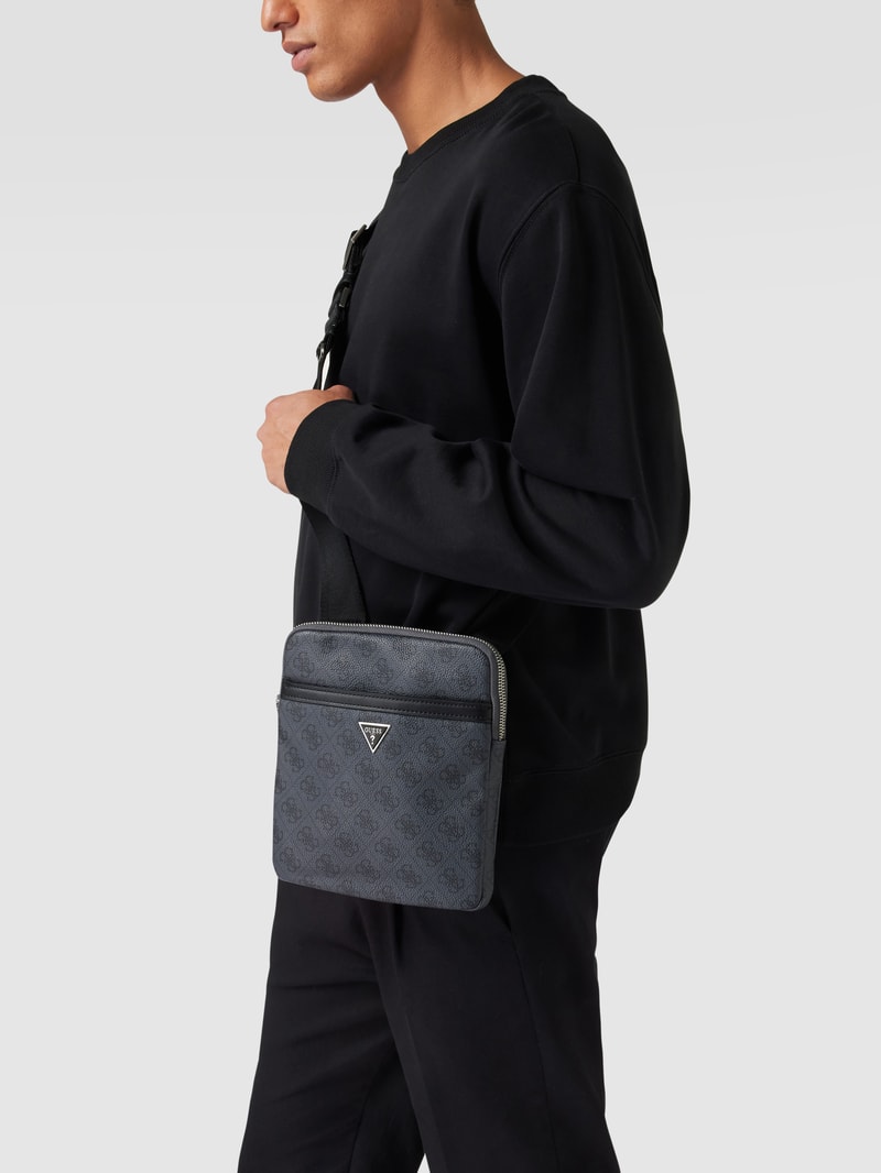 Umhängetasche mit Allover-Logo in schwarz