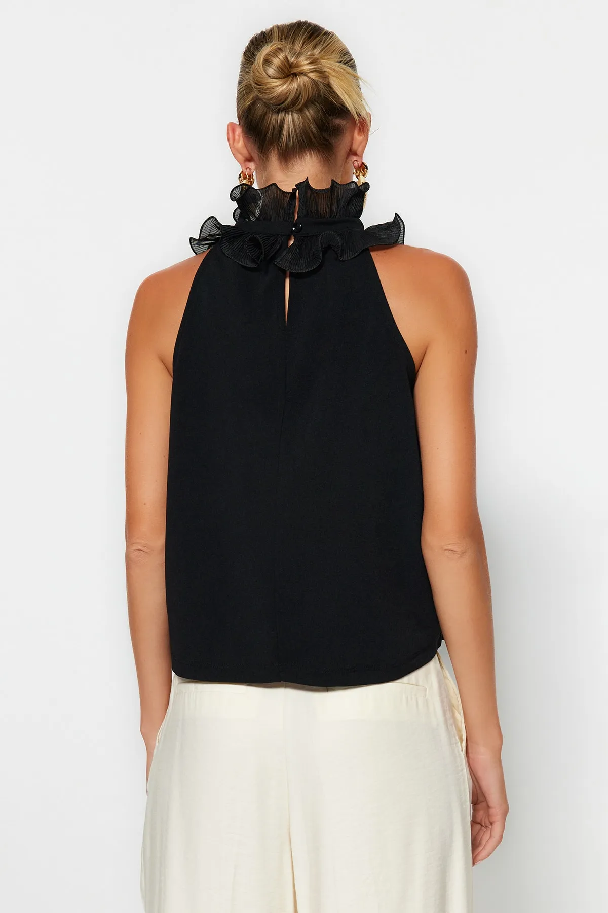 Trendyol Collection  Schwarze Bluse aus elegantem Crêpe-Strick mit Kragen und Details TWOSS23BZ00932