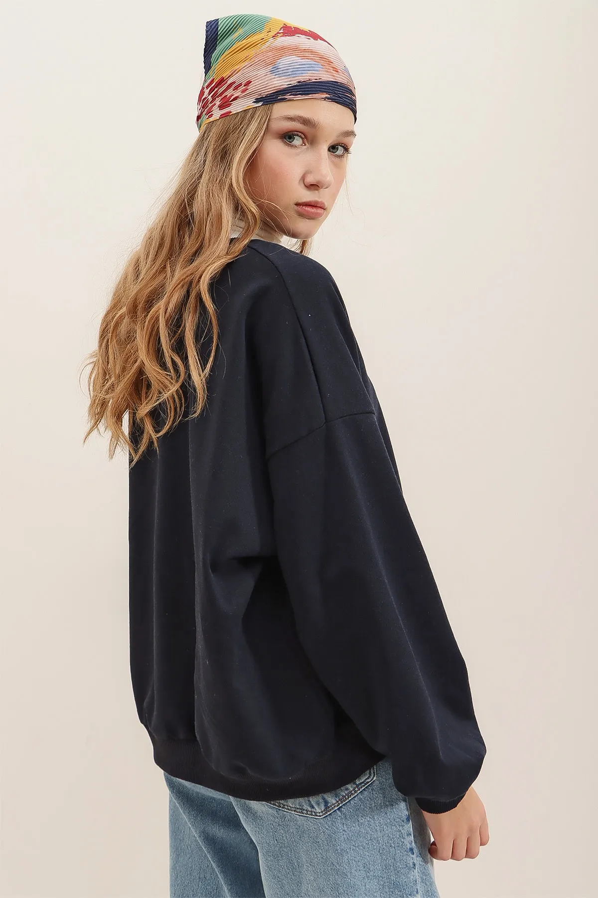 Trend Alaçatı Stili  Marineblaues Oversize-Sweatshirt mit Rundhalsausschnitt für Damen ALC-669-001