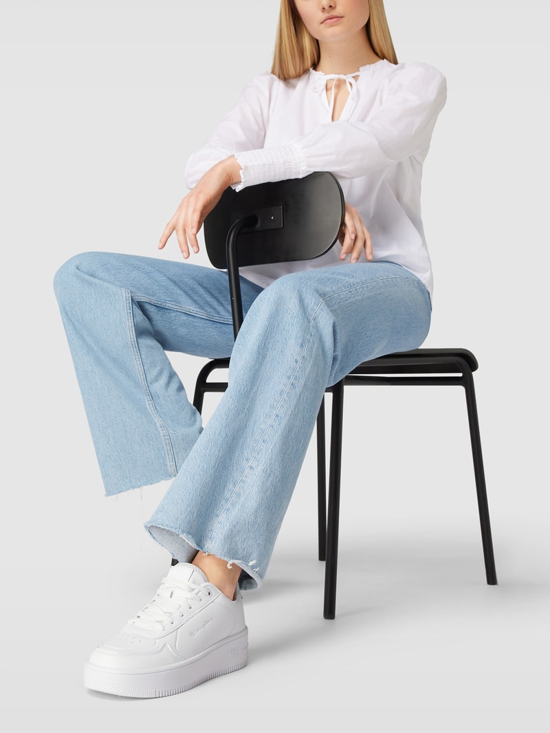 Sneaker mit Label-Stitching in weiß
