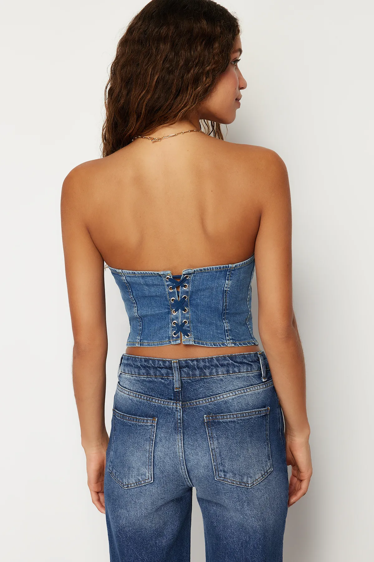 Trendyol Collection  Dunkelblaues, detailliertes, trägerloses Denim-Bustier mit Nähten TWOSS24BS00009