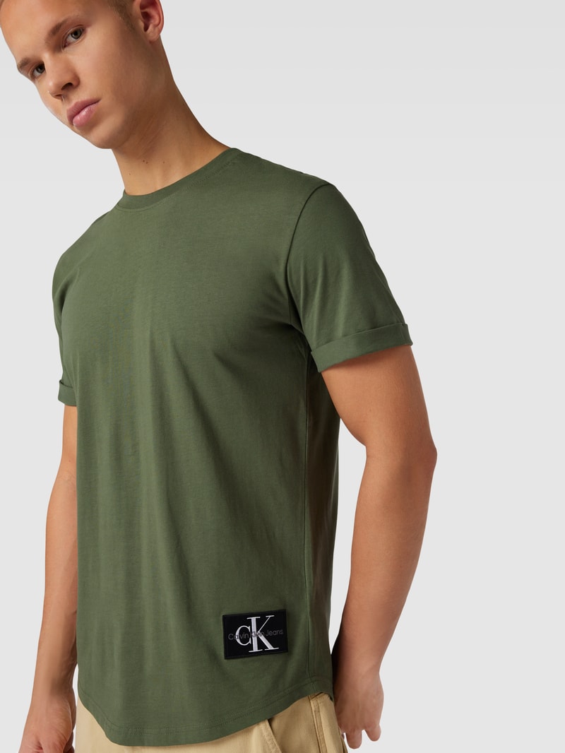 T-Shirt mit Label-Badge in olivgrün