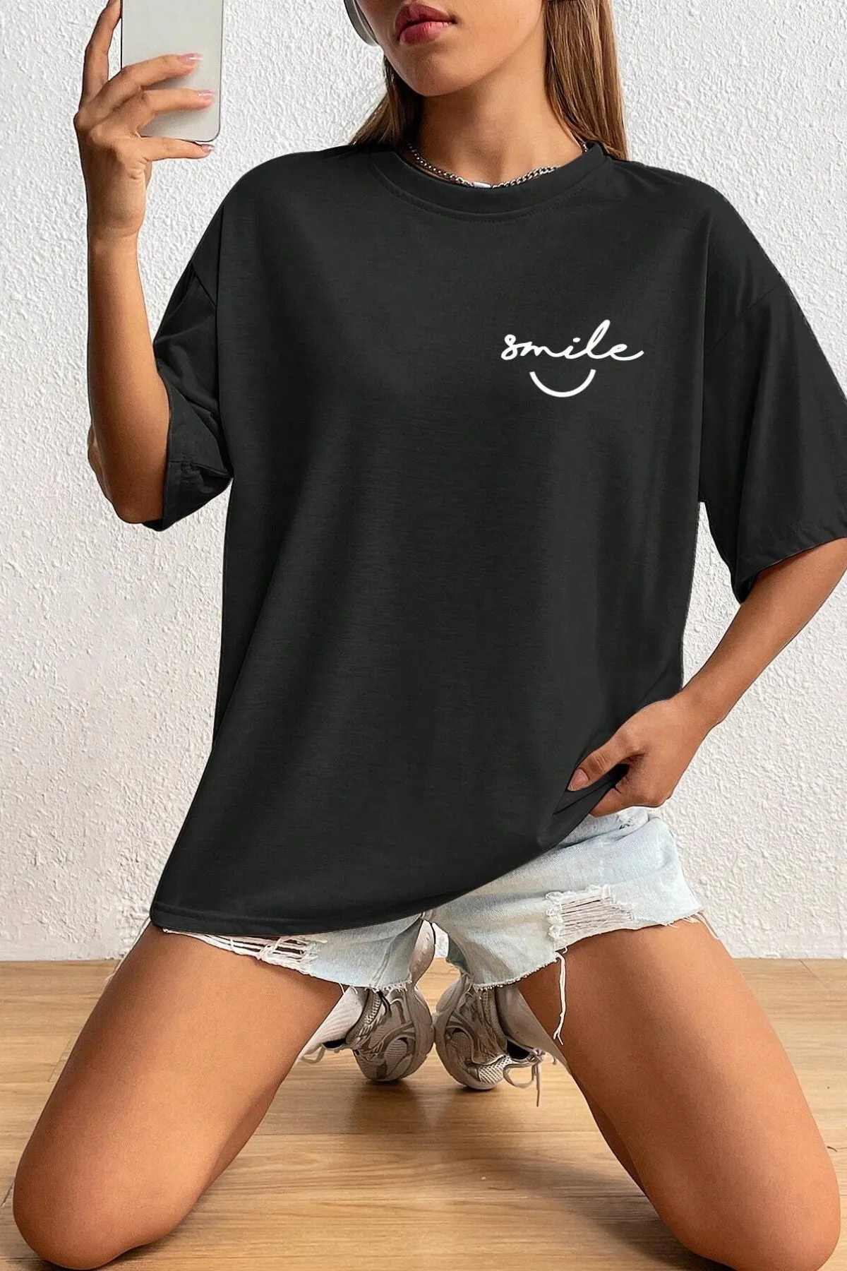 MODAGEN  Schwarzes Oversize-T-Shirt mit Rundhalsausschnitt und Smile-Print für Unisex