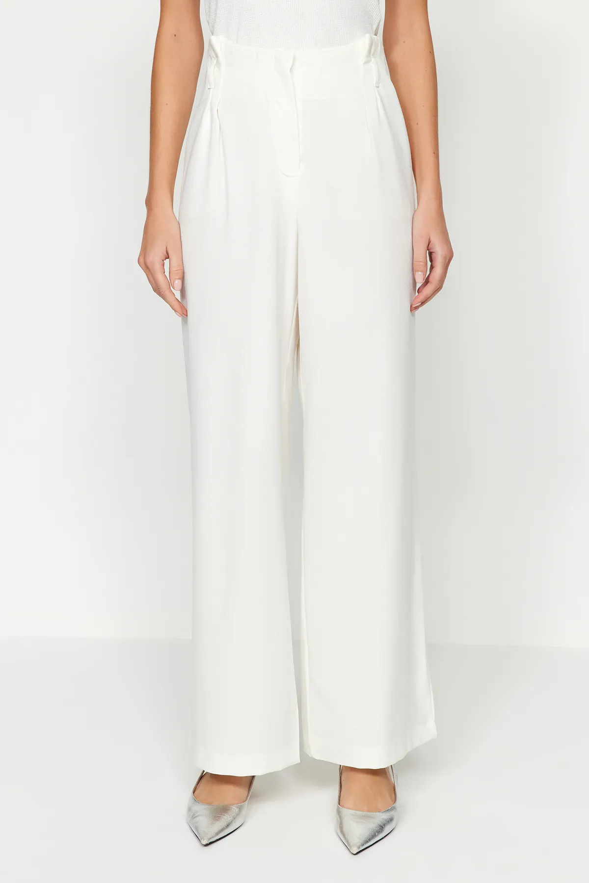 Trendyol Collection  Ecrufarbene, gewebte Hose mit hoher Taille und weitem Bein und weitem Bein TWOAW24PL00332