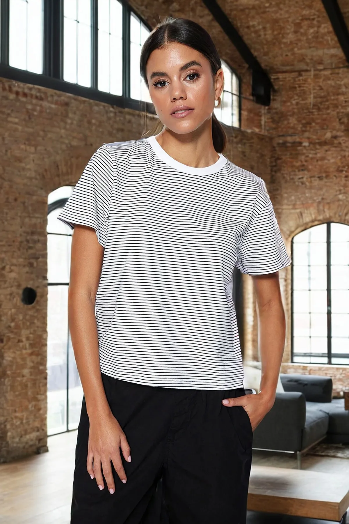 Trendyol Collection  Schwarzes, ecrufarbenes, gestreiftes Premium-Basic-Strick-T-Shirt mit normalem/normalem Muster und Rundhalsausschnitt TWOSS23TS00043