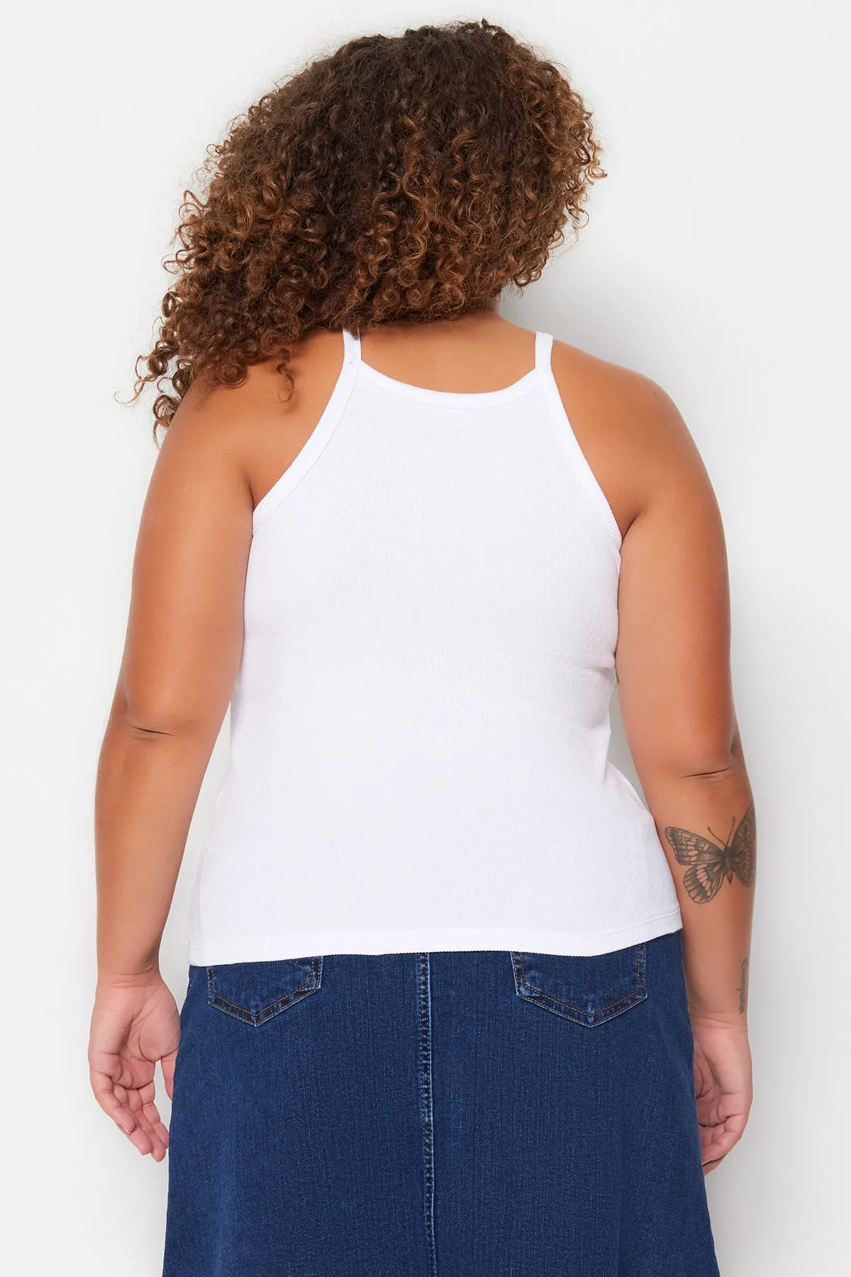 Trendyol Curve  Weißes Basic-Strick-Tanktop mit Neckholder-Kragen TBBSS23CV00000