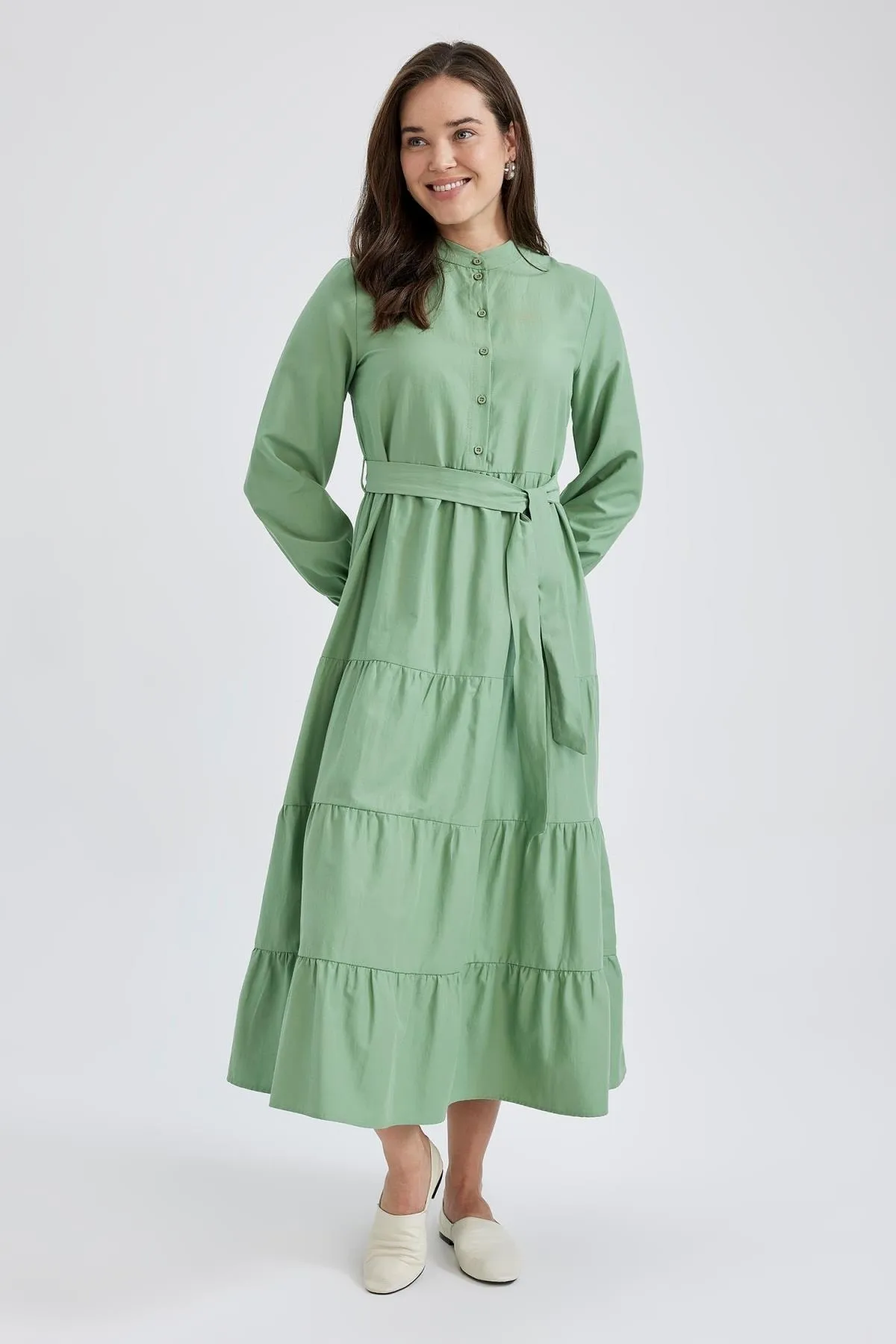 DeFacto  Basic-Maxikleid aus Popeline mit langen Ärmeln und Gürtel und Rundhalsausschnitt