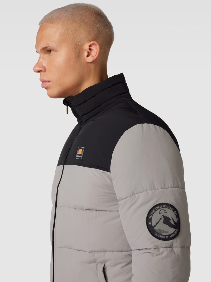 Steppjacke mit Label-Badge Modell 'Nebby' in hellgrau