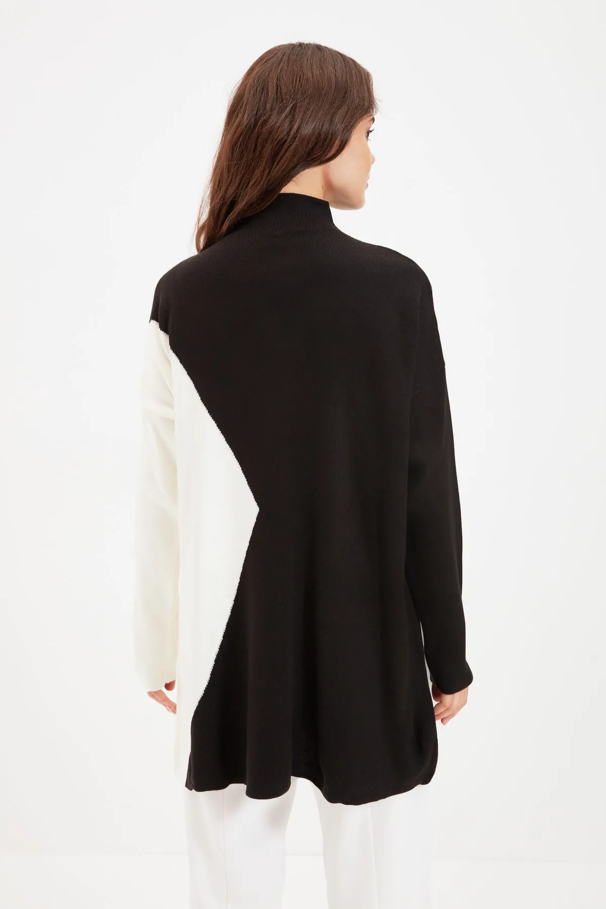Trendyol Modest  Schwarzer Farbblock-Strickpullover TCTAW22AK0007