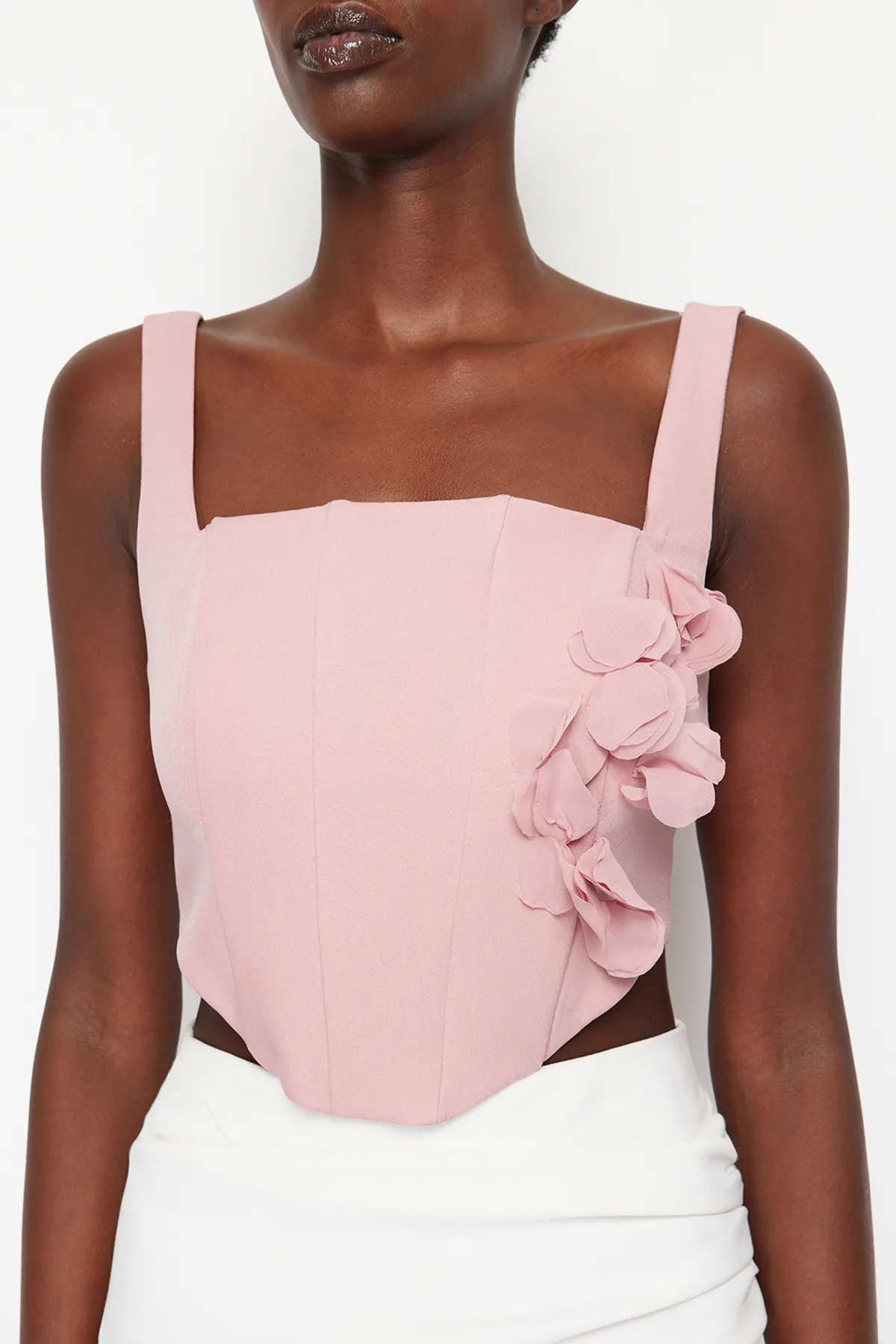 Trendyol Collection  Pudergewebtes Korsett-Bustier mit detailliertem Detail und Blumenaccessoires