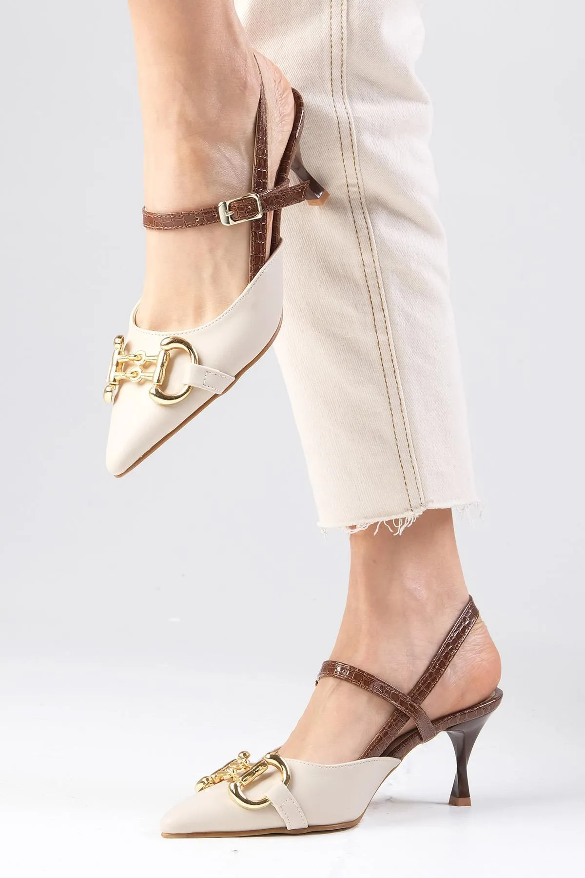 Mio Gusto  Nudefarbene Felicity-Damenschuhe mit Absatz, Schnallenzubehör, offener Rückseite und seitlichen Schnallen
