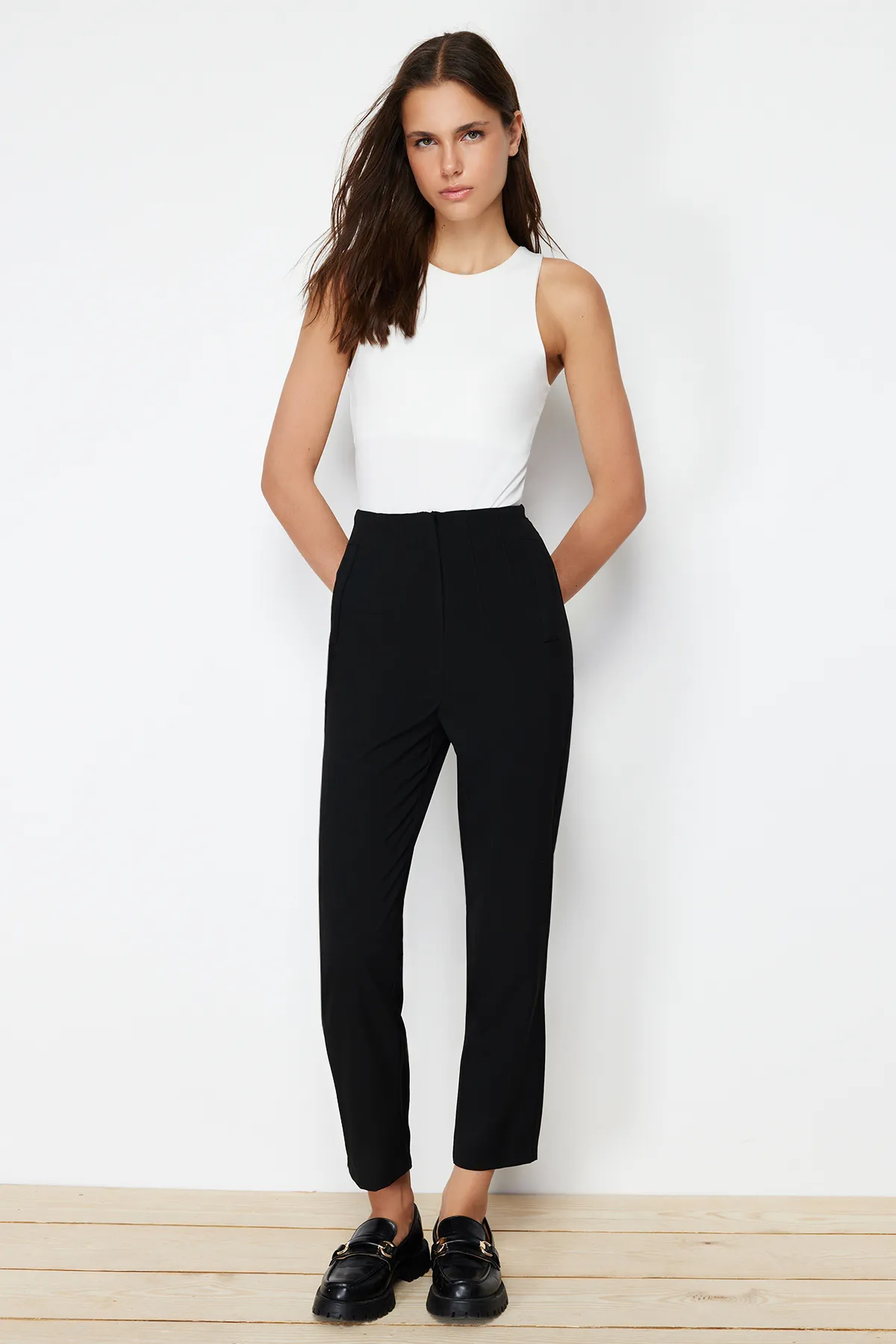Trendyol Collection  Schwarze gewebte Hose aus Polyviskose-Stoff mit Zigarettenmuster TWOSS24PL00029