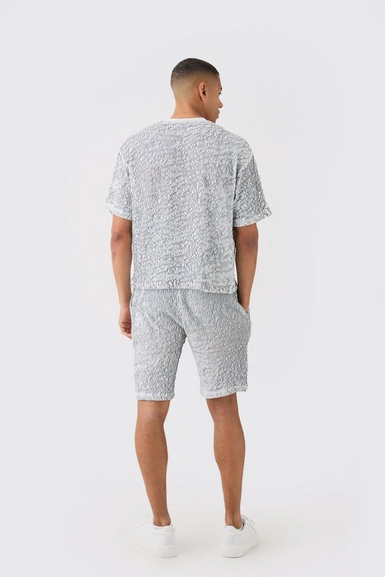 Zweifarbiges kastiges T-Shirt und Shorts