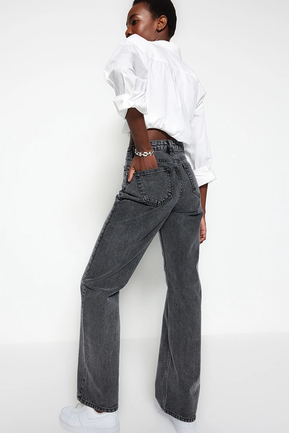 Trendyol Collection  Anthrazitfarbene Jeans mit hoher Taille und weitem Bein TWOSS23JE00068